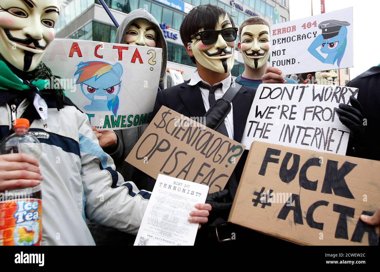 Protesters wearing Guy Fawkes masks mask, made popular by the graphic novel "V for Vendetta", take part in a demonstration against ACTA (Anti-Counterfeiting Trade Agreement) in Vienna, February 25, 2012. Protesters fear that ACTA will curtail freedom of expression, curb their freedom to download movies and music for free and encourage Internet surveillance. REUTERS/Lisi Niesner (AUSTRIA - Tags: POLITICS CIVIL UNREST) Foto de stock