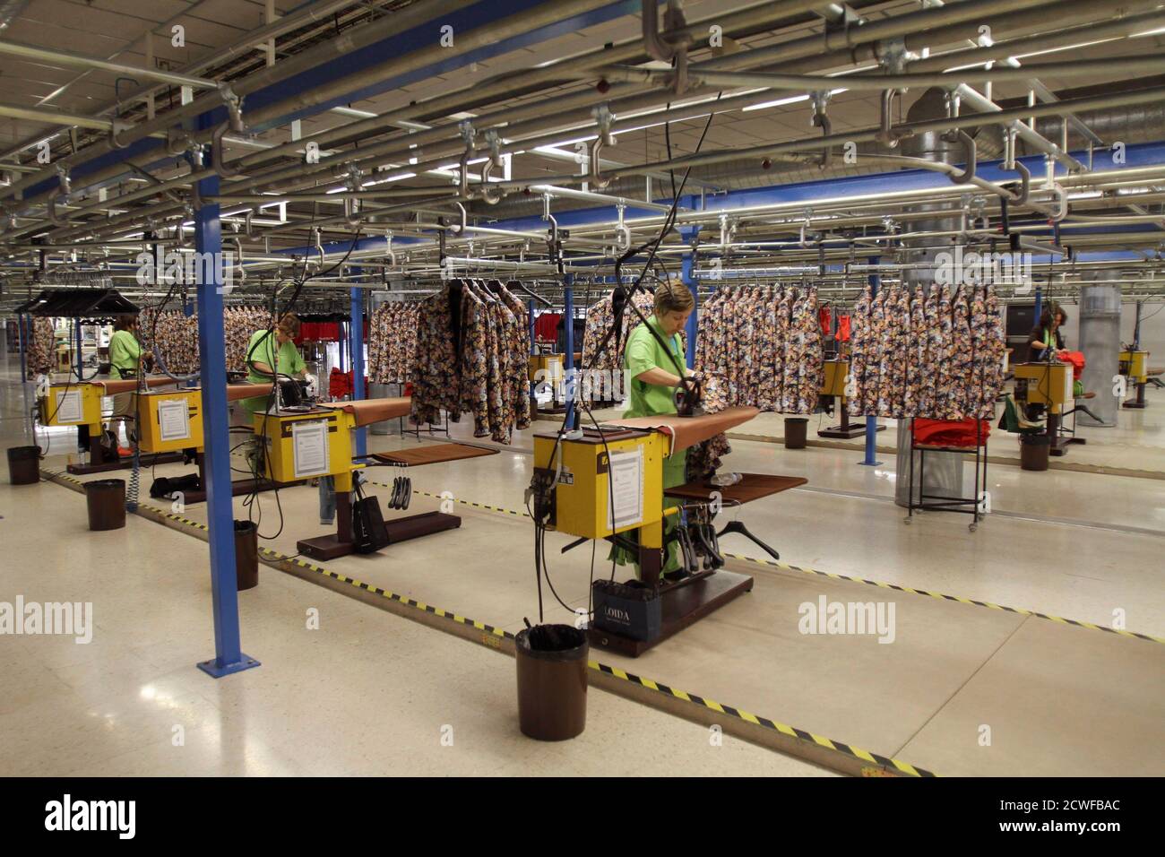 Las mujeres trabajan en la fábrica de Zara en la sede del grupo Inditex en  Arteixo, norte de España, el 14 de junio de 2012. La española Inditex SA,  el mayor minorista