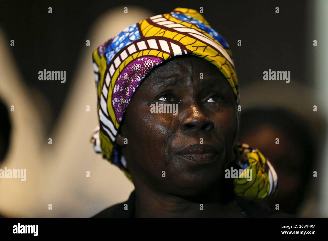 Bitrus Ruth, madre de una de las más de 200 niñas secuestradas en la remota aldea de Chibok, habla durante una conferencia de prensa sobre las niñas en Lagos el 5 de junio de 2014. Varias madres de niñas que se estaban celebrando en?Nigeria?por el grupo militante?Boko Haram?se reunieron en?Lagos?el jueves, donde organizaciones no gubernamentales y un congresista del estado de EE.UU. Les ofrecieron terapia y apoyo. Boko Haram, un grupo militante que realizó una campaña para crear un estado islámico en la región, secuestró a 276 niñas de una escuela en Chibok el 14 de abril. REUTERS/Akintunde Akinleye (NIGERIA - Tags: DERECHO DEL CRIMEN POLÍTICA DISTURBIOS CIVILES RELIGIÓN) Foto de stock