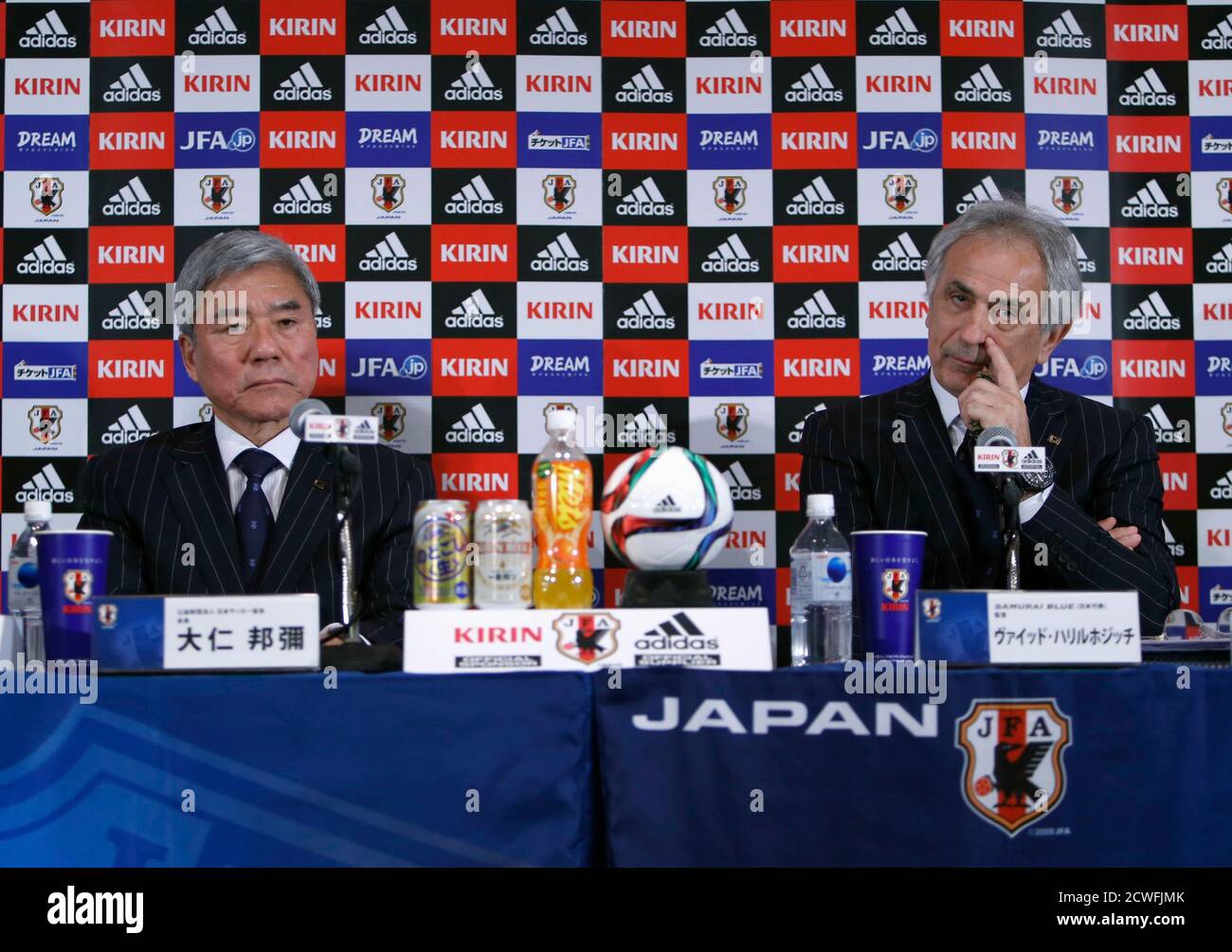 Franco-bosnio Vahid Halilhodzic, el nuevo entrenador del equipo de fútbol nacional de Japón y la presidenta de la Asociación Japonesa de Fútbol (JFA) Kuniya Daini (L) asisten a una de prensa