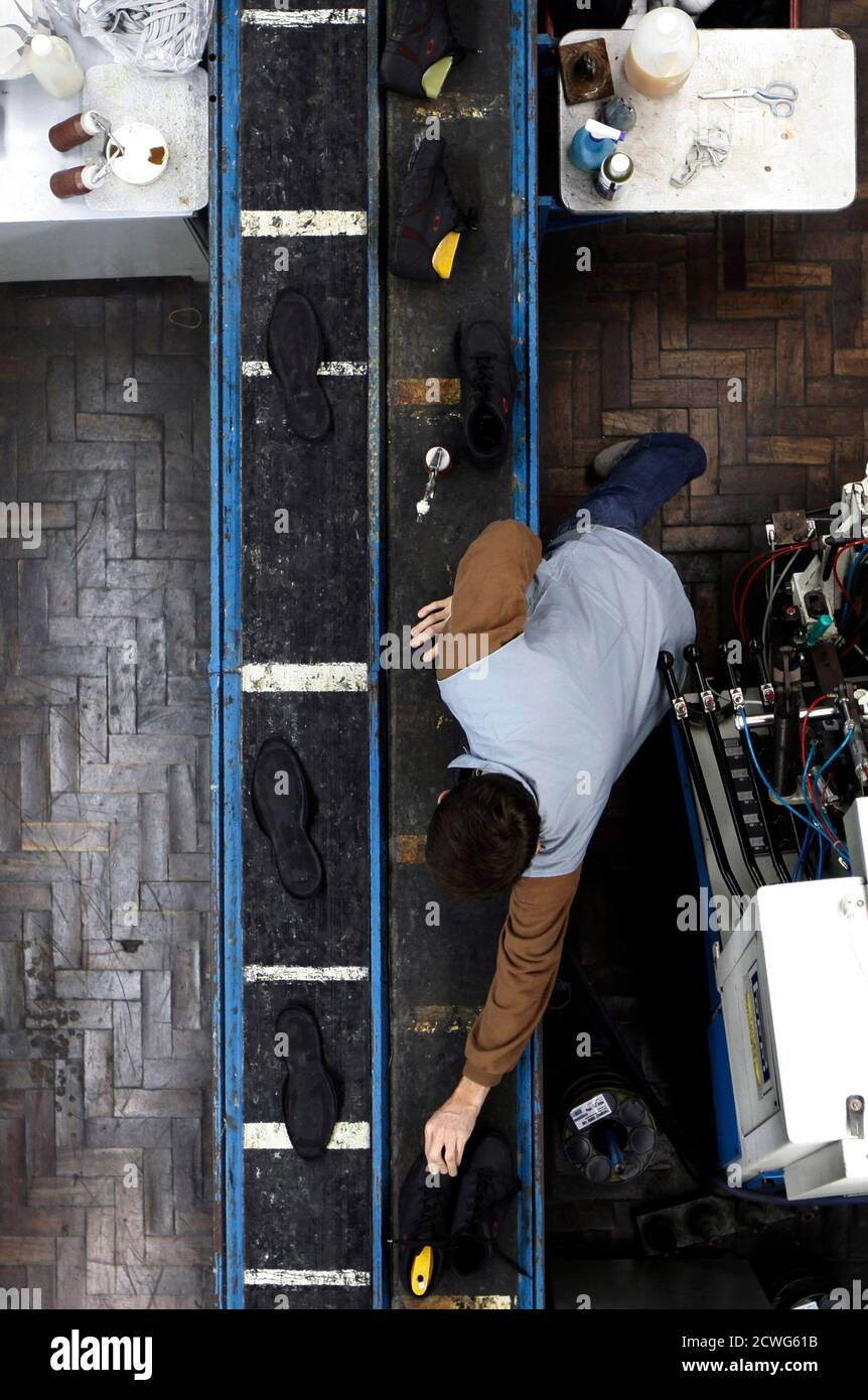 Un trabajador hace zapatos durante un proceso de zapatería en una fábrica  en Novo Hamburgo, en el estado de Rio Grande do Sul 4 de agosto de 2010.  Incluso entre las potencias