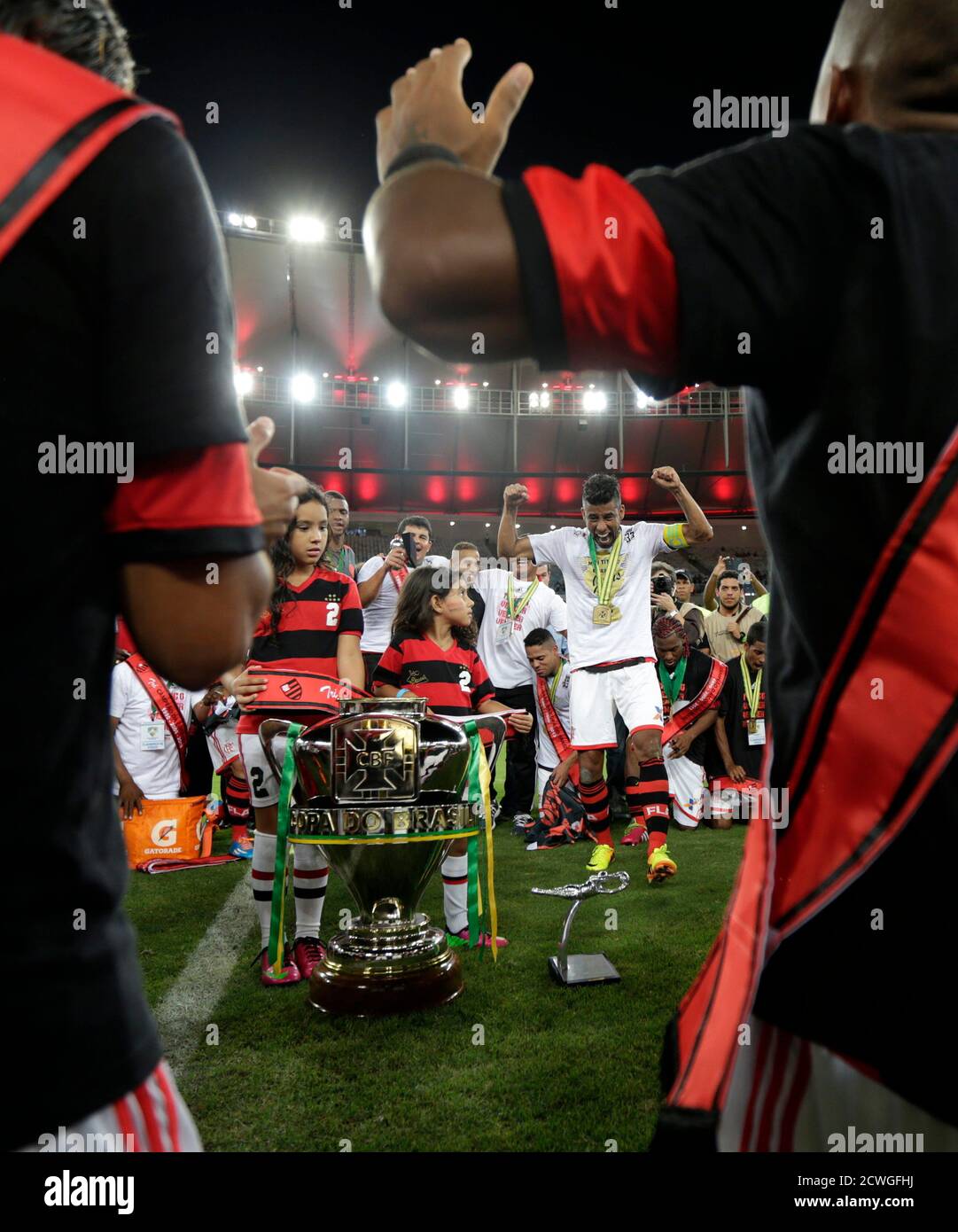 Leo Moura (2nd R) of Flamengo celebrates with teammates after winning the  Copa do Brasil final soccer match against Atletico Paranaense in Rio de  Janeiro November 27, 2013. REUTERS/Ricardo Moraes (BRAZIL -