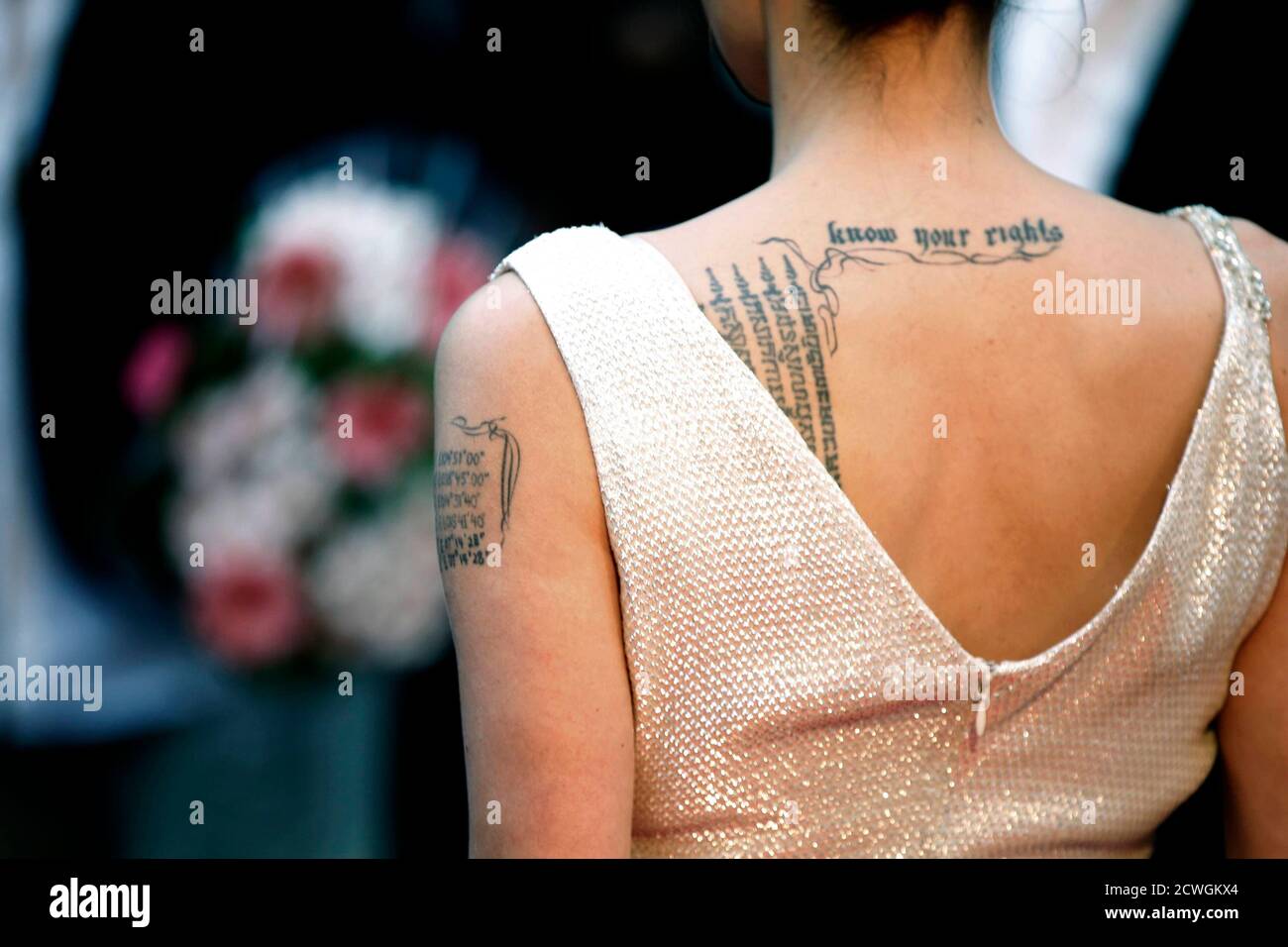 Los tatuajes se pueden ver en el brazo y en la espalda de la actriz Angelina  Jolie cuando llega para el estreno de Francia de su película 'Salt' en  París el 17