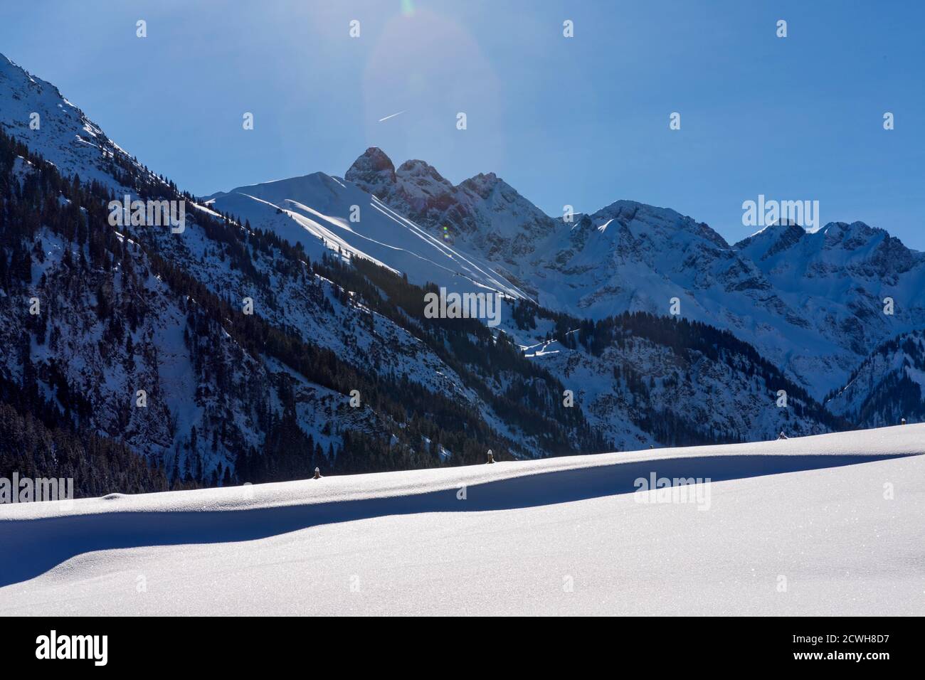 Winterlandschaft; Bergkette; Gipfel; verschneit Foto de stock