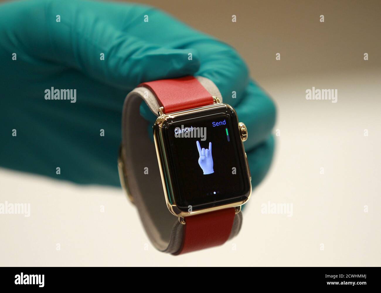 Un asistente de ventas muestra una Apple Watch Edition en una tienda de  Apple en Bangkok, Tailandia, el 17 de julio de 2015. Apple lanzó su  smartwatch en Tailandia el viernes. REUTERS/Chaiwat