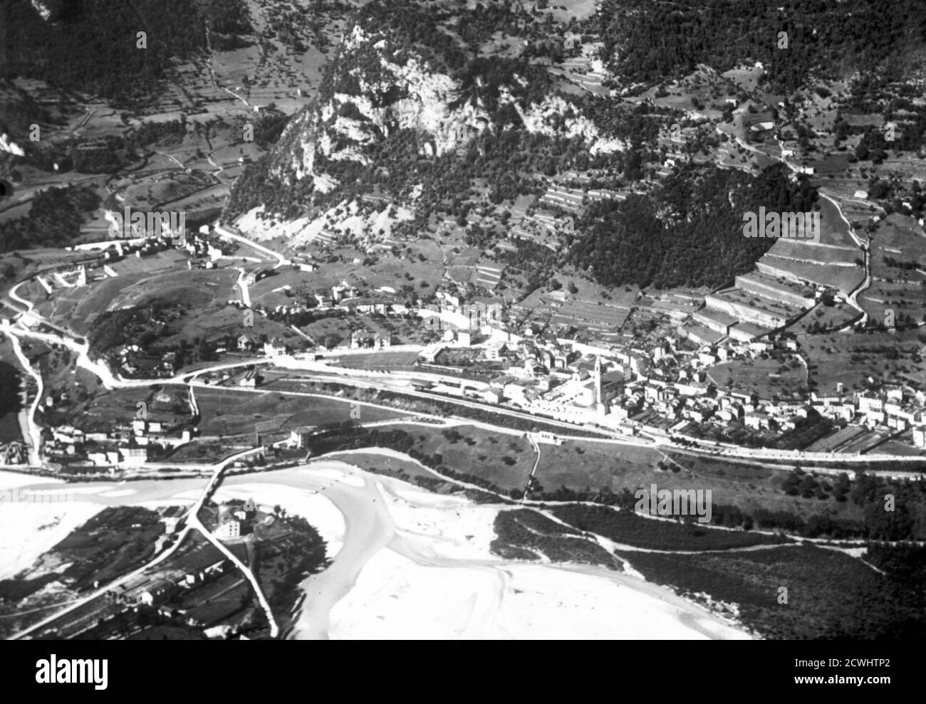 Valle de Vajont, 1963. En la foto: Vista aérea de los pueblos del valle (incluyendo Longarone) antes del desastre de Vajont --- Valle del Vajont, 1963. Nella foto: Veduta aerea dei paesi della valle (tra cui Longarone) prima del Disastro del Vajont. Foto de stock