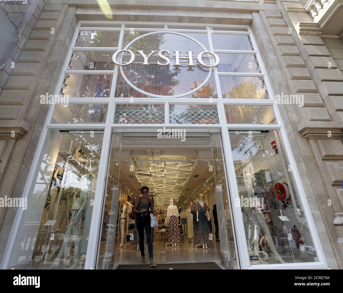 Una mujer sale de una tienda Oysho (grupo Inditex) en la calle Passeig de  Gracia en Barcelona, España, 10 de junio de 2015. La española Inditex,  propietaria de las tiendas de moda