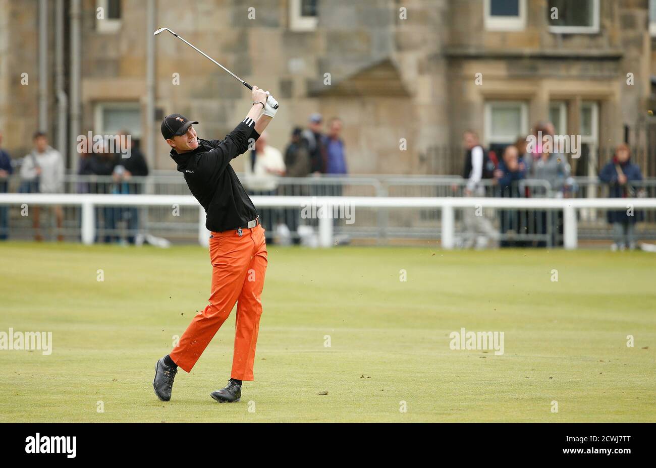 Jordan Niebrugge de los EE.UU. Juega su segundo tiro en el primer hoyo durante la ronda final del campeonato de golf British Open en el Old Course en St. Andrews, Escocia, 20 de julio de 2015. REUTERS/Phil Noble Foto de stock