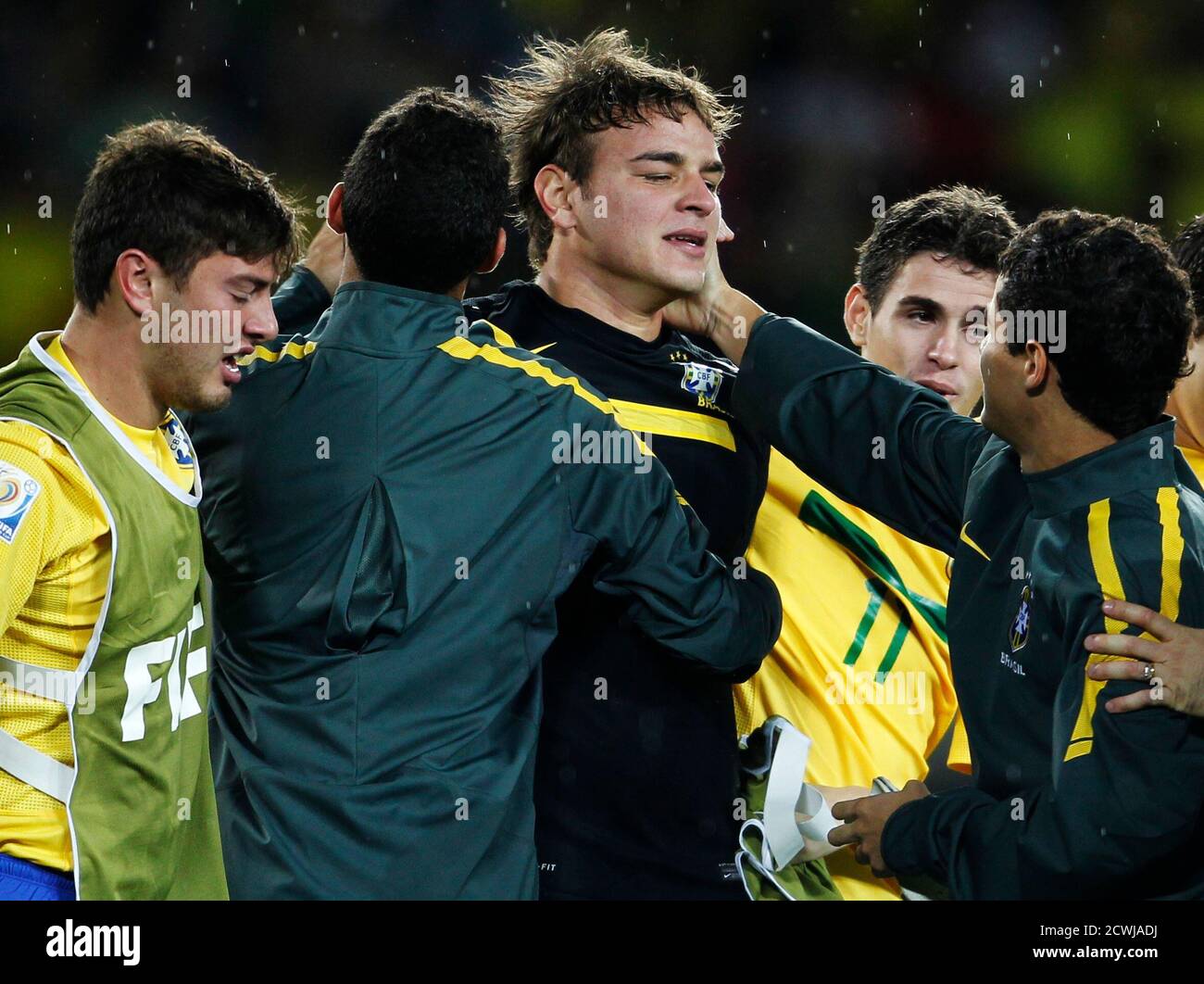 El portero brasileño Gabriel (C) con sus compañeros de después de vencer a España en un tiroteo de penalti su partido de fútbol final de la Mundial Sub-20