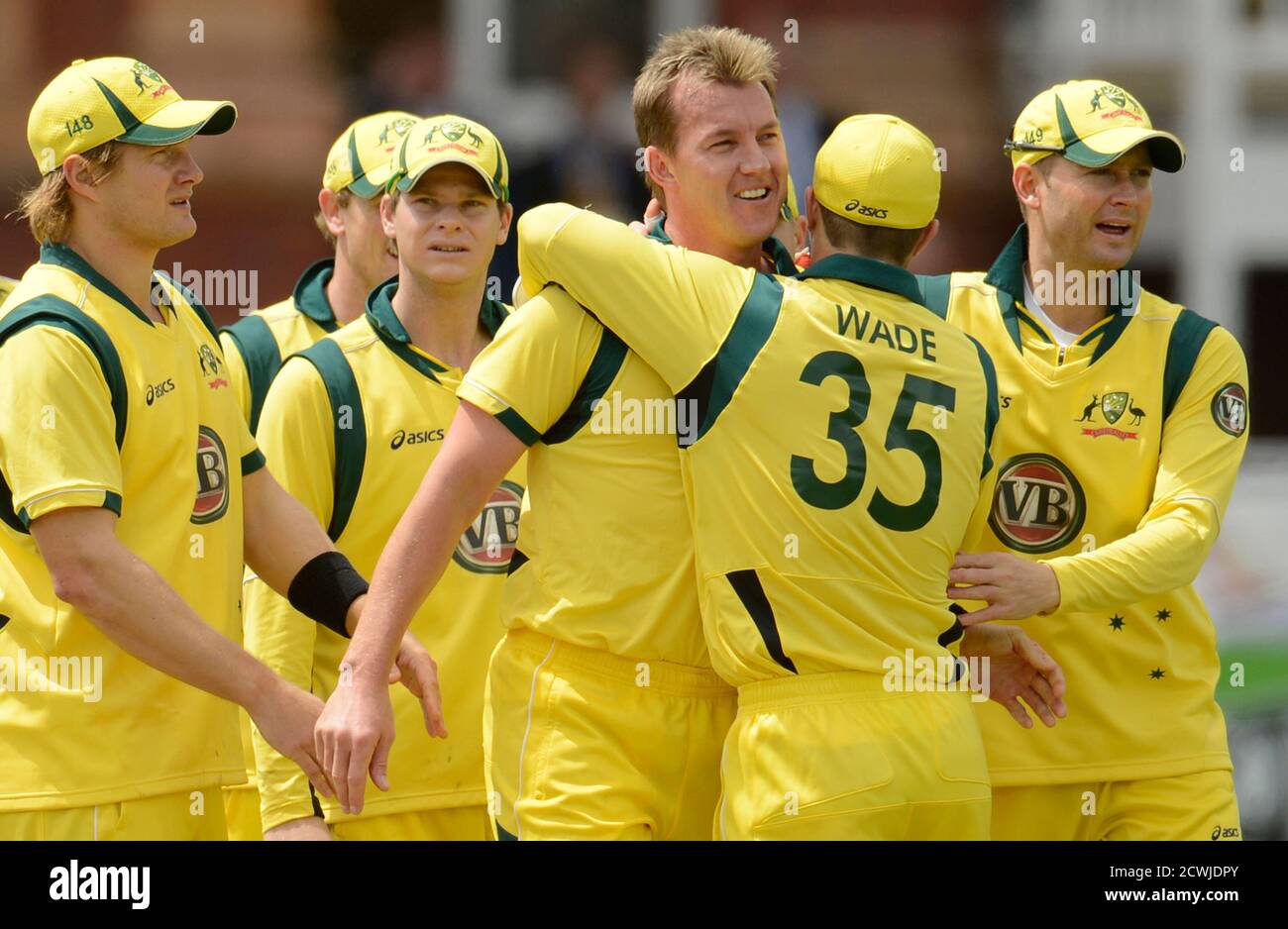 Australia's Brett Lee (4th L) is congratulated by team-mates including Michael Clarke (right) after dismissing England's Ian Bell during the first one-day international at Lord's cricket ground in London June 29, 2012. REUTERS/Philip Brown (BRITAIN - Tags: SPORT CRICKET) Foto de stock