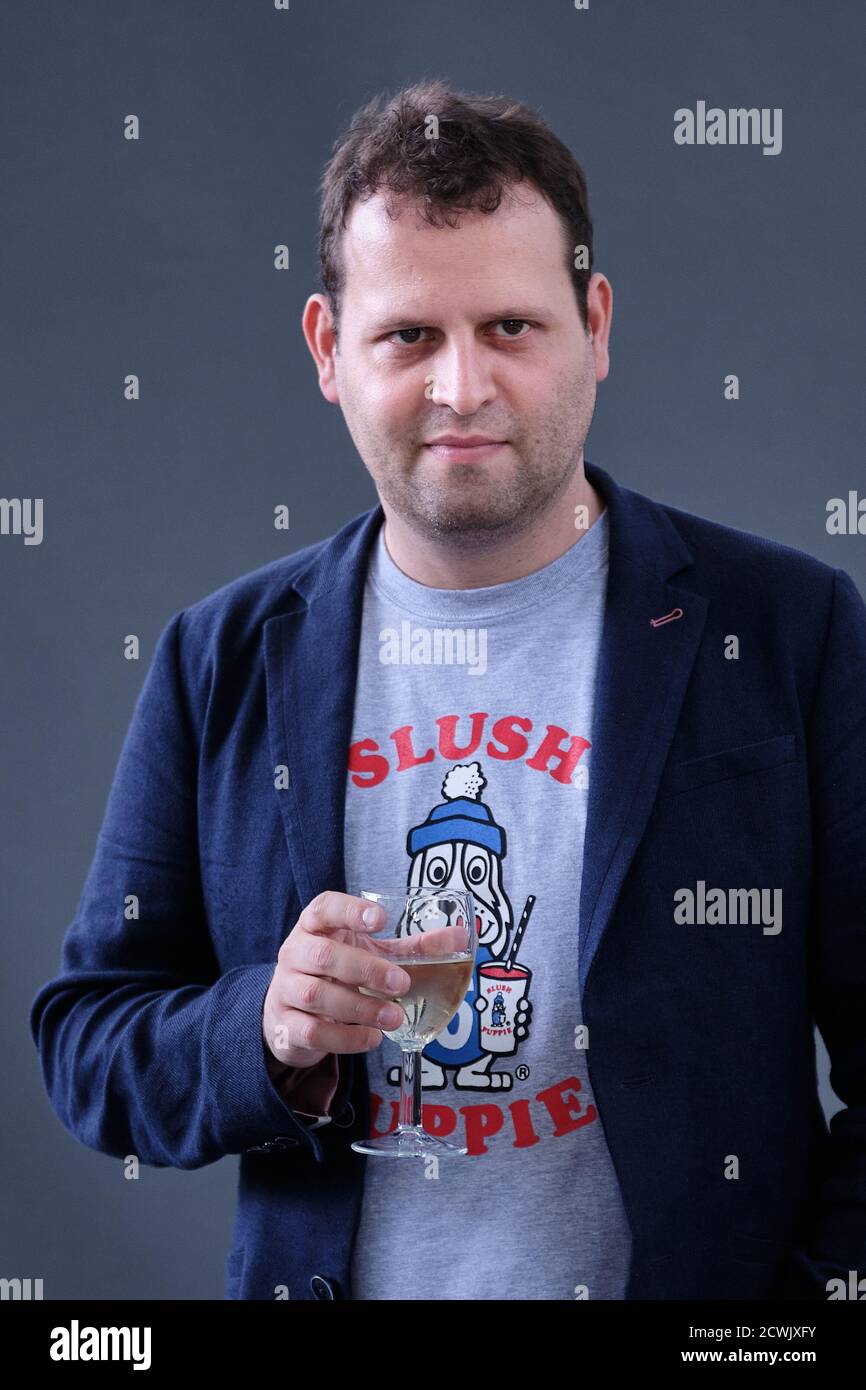 El escritor británico de comedia, autor, comediante Adam Kay asiste a un fotociclo durante el Festival Internacional del Libro de Edimburgo 2018 Foto de stock