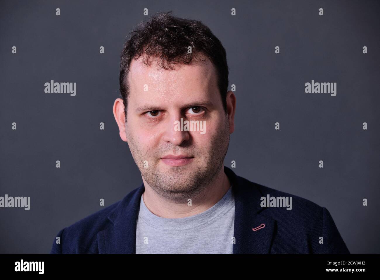 El escritor británico de comedia, autor, comediante Adam Kay asiste a un fotociclo durante el Festival Internacional del Libro de Edimburgo 2018 Foto de stock