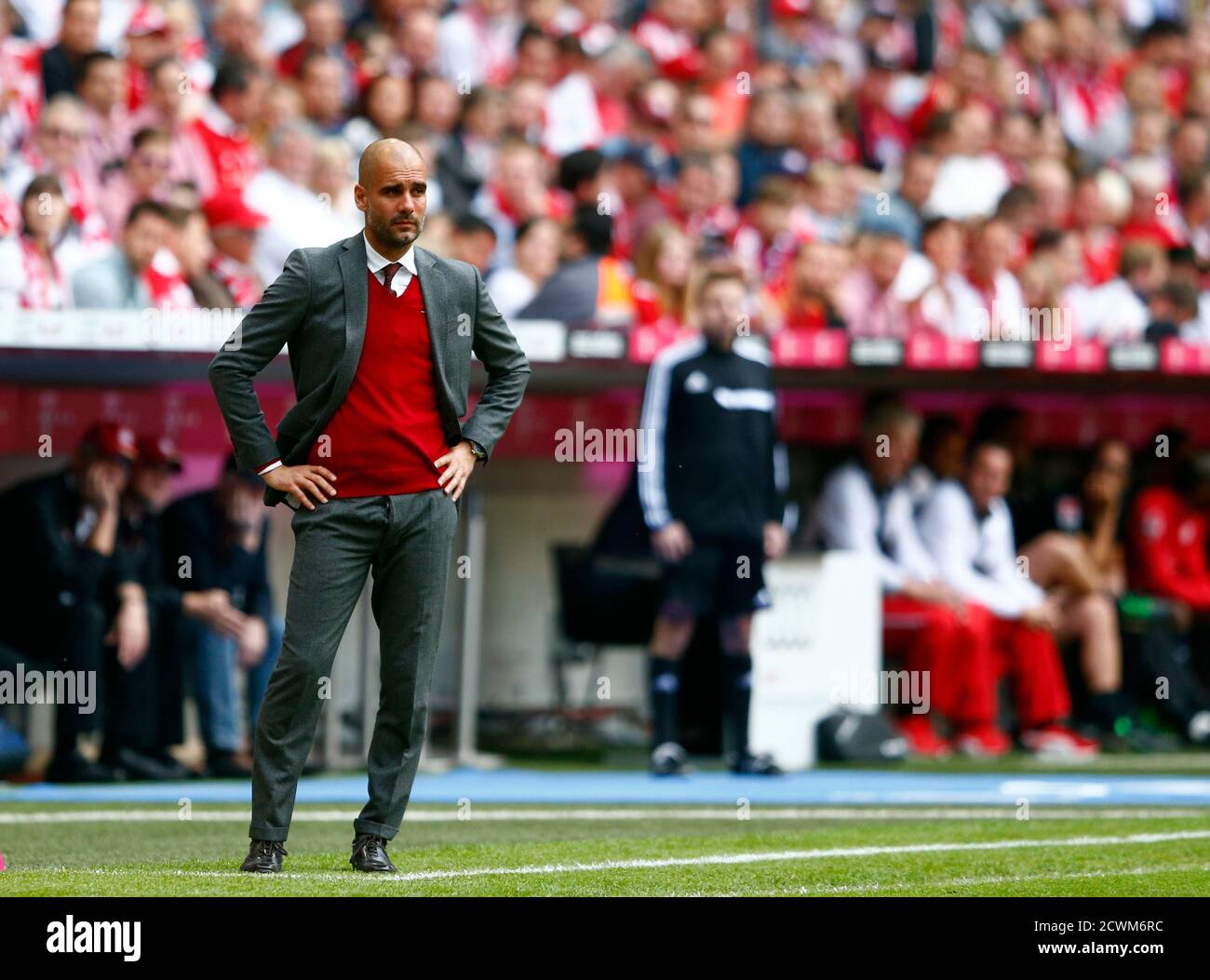 El entrenador del Bayern Munich Josep Guardiola espera el inicio del partido de fútbol de la Bundesliga de primera división alemana contra el VfB Stuttgart en Munich el 10 de mayo de 2014. REUTERS/Michael Dalder (ALEMANIA - Tags: FÚTBOL DEPORTIVO) Foto de stock