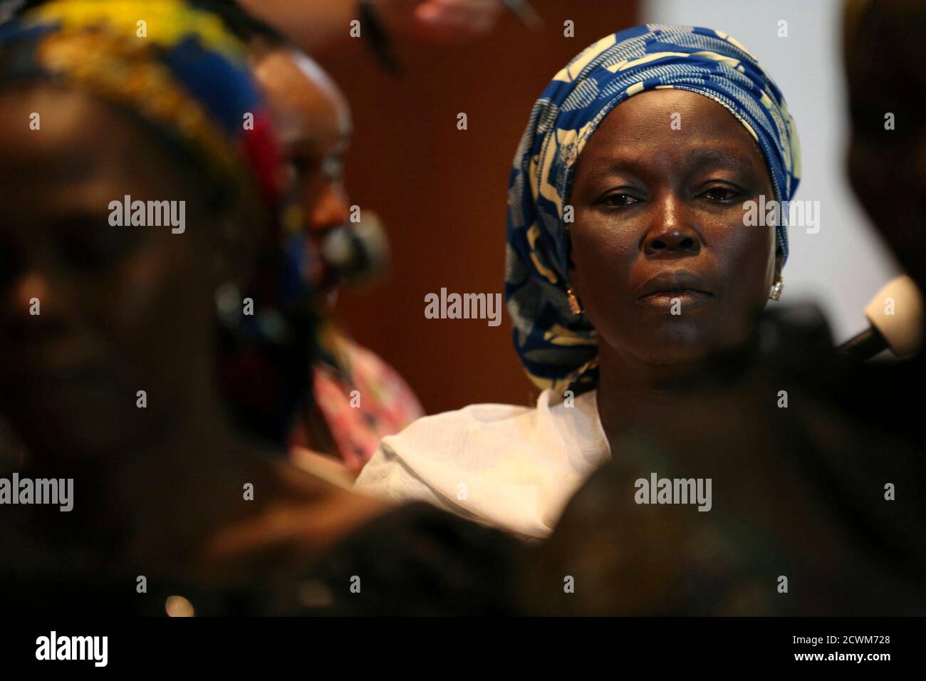 Una madre no identificada de una de las más de 200 niñas secuestradas en la remota aldea de Chibok, asiste a una conferencia de prensa sobre las niñas en Lagos el 5 de junio de 2014. Varias madres de niñas que se estaban celebrando en?Nigeria?por el grupo militante?Boko Haram?se reunieron en?Lagos?el jueves, donde organizaciones no gubernamentales y un congresista del estado de EE.UU. Les ofrecieron terapia y apoyo. Boko Haram, un grupo militante que realizó una campaña para crear un estado islámico en la región, secuestró a 276 niñas de una escuela en Chibok el 14 de abril. REUTERS/Akintunde Akinleye (NIGERIA - Tags: CRIMEN DERECHO POLÍTICA RELIGIÓN DISTURBIOS CIVILES) Foto de stock