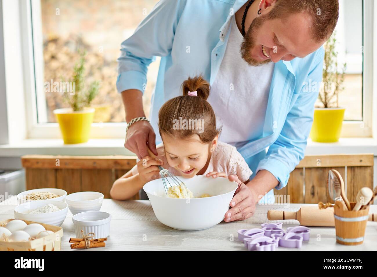 Padre e hija preparando la masa juntos en la cocina, cocina familiar en  casa, paternidad y el concepto de fin de semana familiar Fotografía de  stock - Alamy
