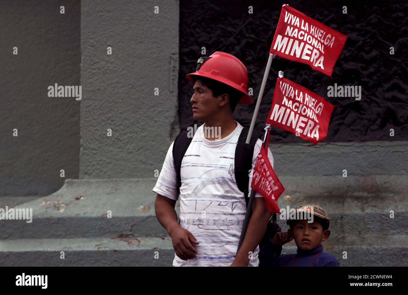 Un minero tiene un signo que dice: "Viva la huelga Nacional Minera" mientras se encuentra en la plaza principal durante una huelga nacional minera en Lima, 21 de mayo de 2015. Trabajadores sindicalizados en minas en Perú iniciaron una huelga indefinida el lunes en un intento de presionar al gobierno para que fortalezca las leyes laborales, dijo el jefe del sindicato nacional de trabajadores de minas. Las paradas de trabajo programadas en varias minas amenazan con frenar la producción mineral en Perú, el tercer productor mundial de cobre, plata y estaño y el séptimo mayor productor de oro. REUTERS/Mariana Bazo Foto de stock