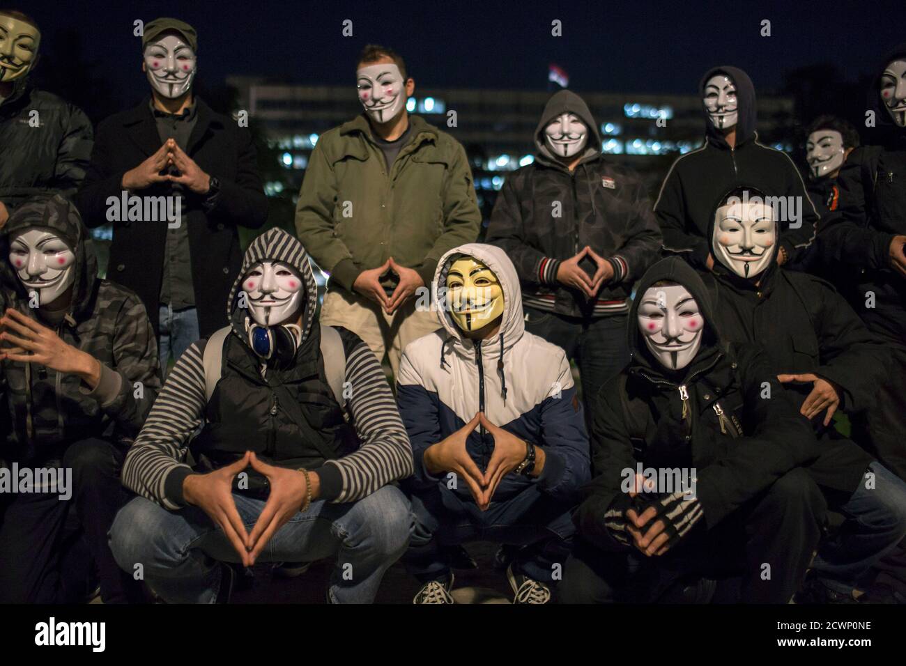 Los manifestantes que llevan máscaras Guy Fawkes posan para una foto en un parque en el centro de Belgrado 5 de noviembre de 2014, el día que Marca Guy Fawkes Night. REUTERS/Marko Djurica (SERBIA - Tags: SOCIEDAD ANIVERSARIO DISTURBIOS CIVILES POLÍTICA) Foto de stock