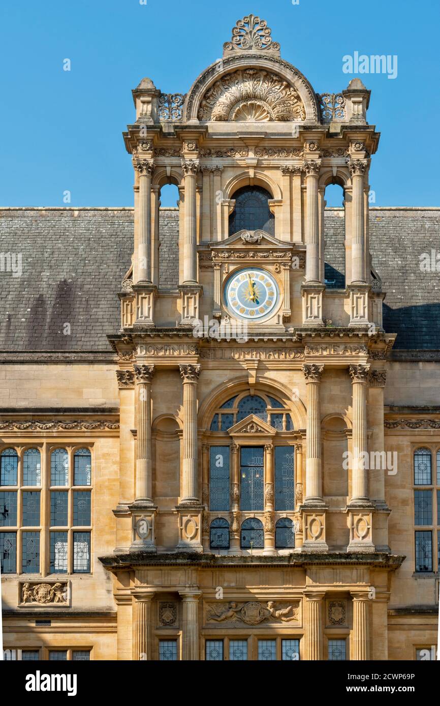OXFORD CITY INGLATERRA FACHADA Y TORRE CON UN RELOJ AZUL DE LAS ESCUELAS DE EXAMEN DE LA UNIVERSIDAD DE OXFORD Foto de stock