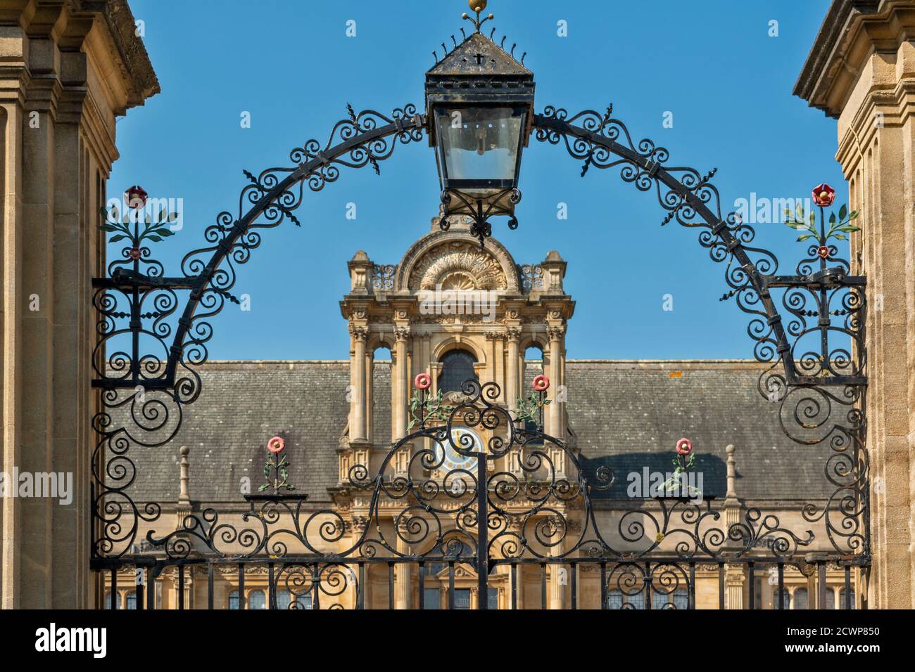 OXFORD CITY INGLATERRA PUERTA ORNAMENTADA DEL EXAMEN DE LA UNIVERSIDAD DE OXFORD ESCUELAS Foto de stock