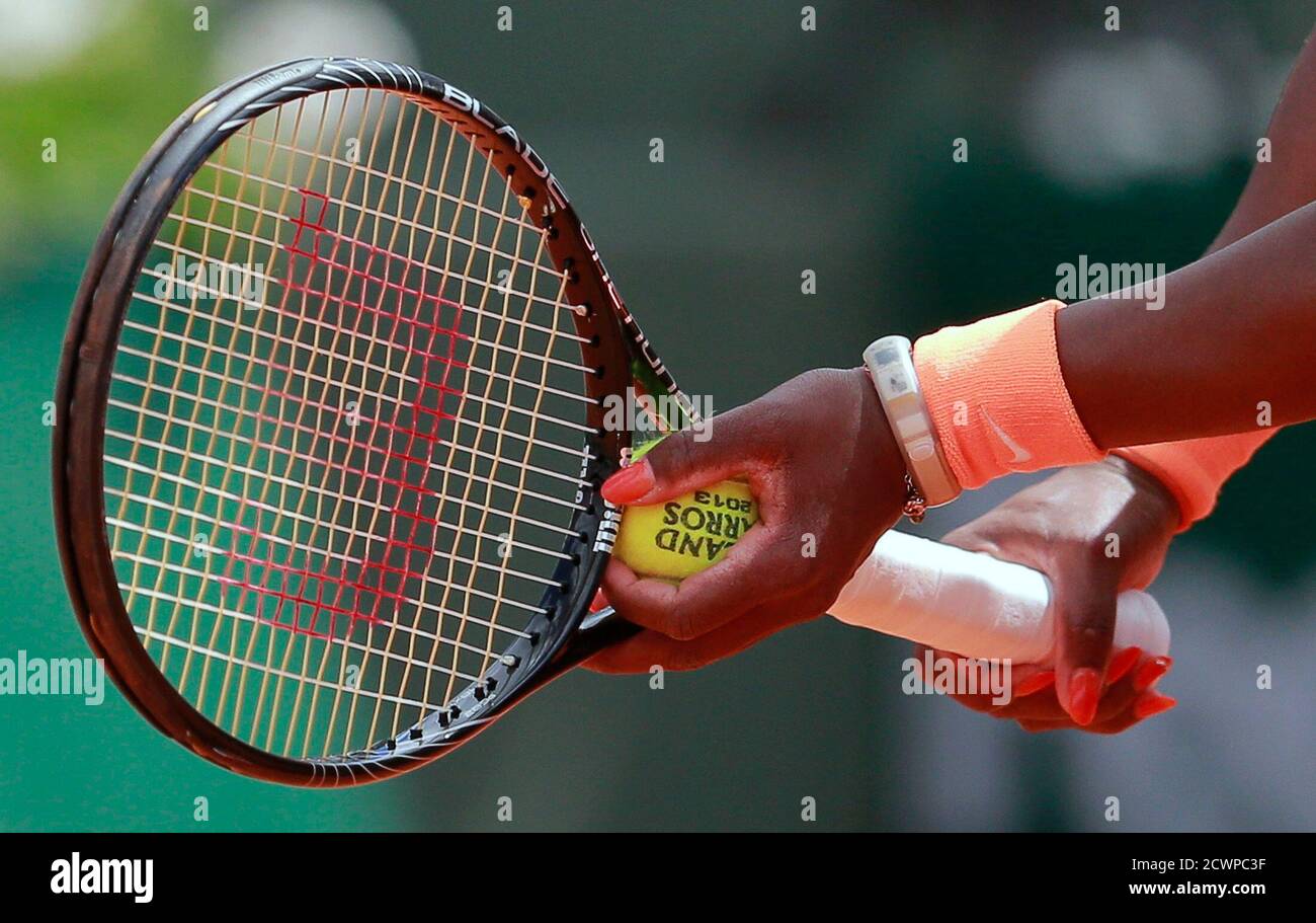 Un primer plano muestra la raqueta de Serena Williams de los EE.UU.  Mientras se prepara para servir a Roberta Vinci de Italia durante su  partido femenino de solteros en el torneo de