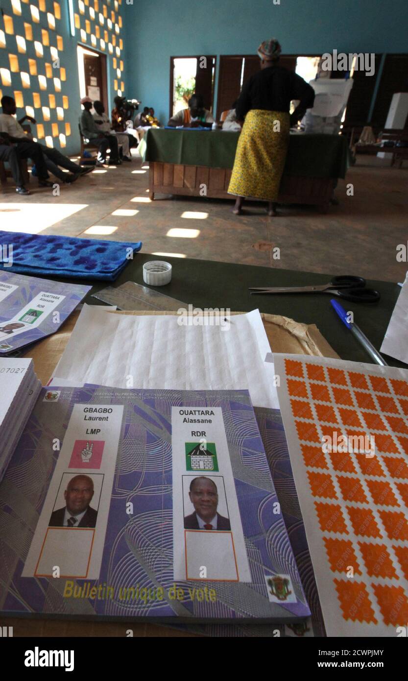 Una mujer se prepara para votar como una papeleta se ve en una mesa en una mesa de votación en Gagnoa, en Costa de Marfil occidental 28 de noviembre de 2010. Los votantes en Costa de Marfil resultaron en cifras más bajas durante la votación anticipada el domingo después de que un toque de queda de una noche retrasara el inicio de una segunda vuelta presidencial destinada a poner fin a una década de crisis política y económica. REUTERS/Luc Gnago (COSTA DE MARFIL - Tags: ELECCIONES POLÍTICAS) Foto de stock
