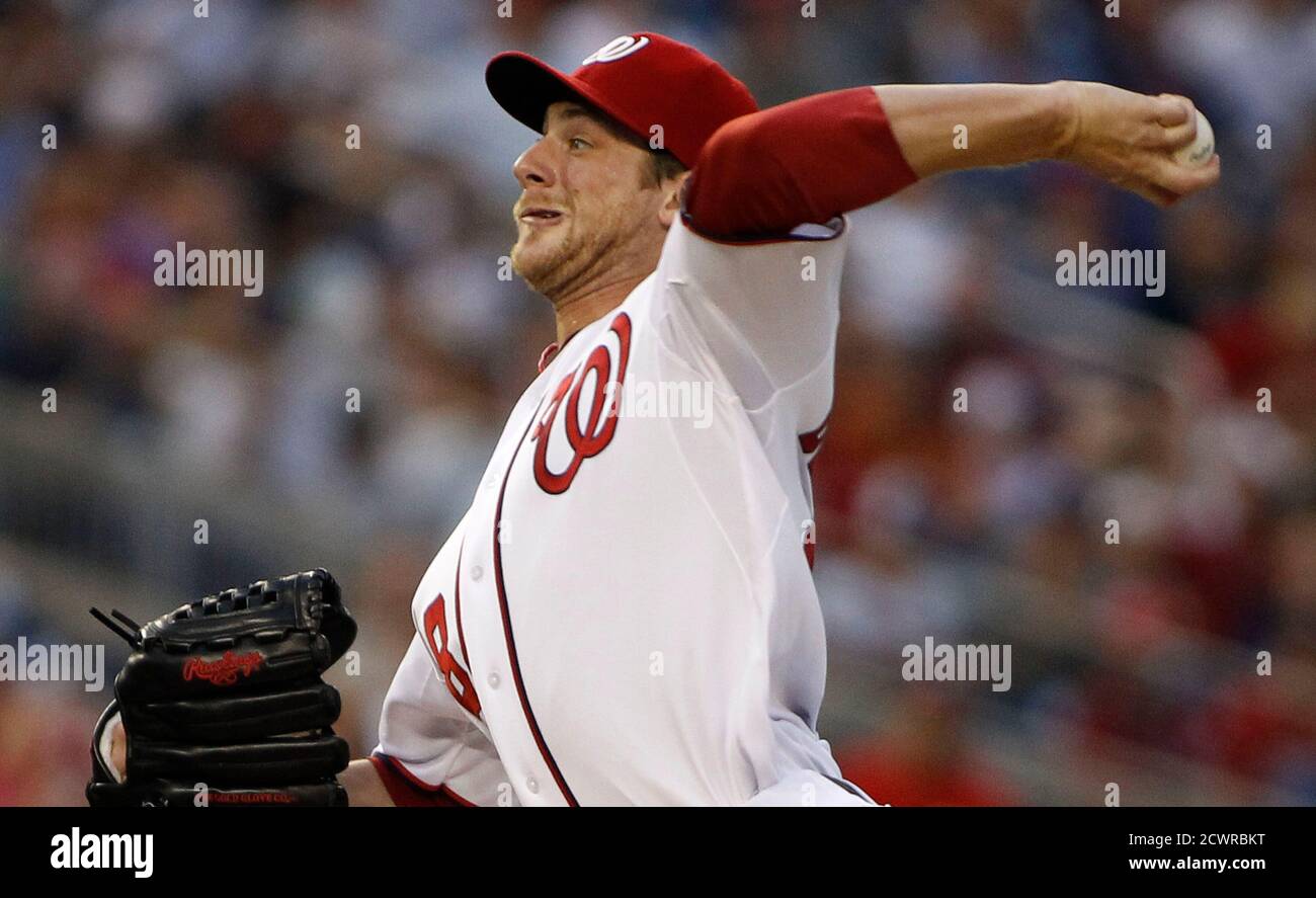 Washington Nationals pitcher Ross Detwiler throws in the first inning against the New York Mets during a National League MLB game in Washington, August 17, 2012. REUTERS/Larry Downing (UNITED STATES - Tags: SPORT BASEBALL) Foto de stock