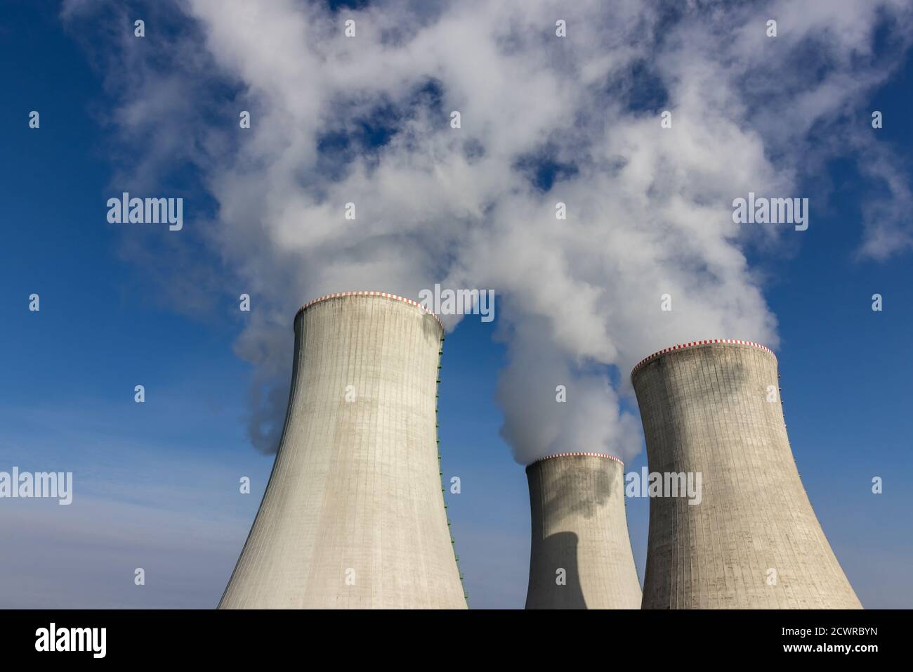 Torres de enfriamiento de una planta de energía nuclear Foto de stock