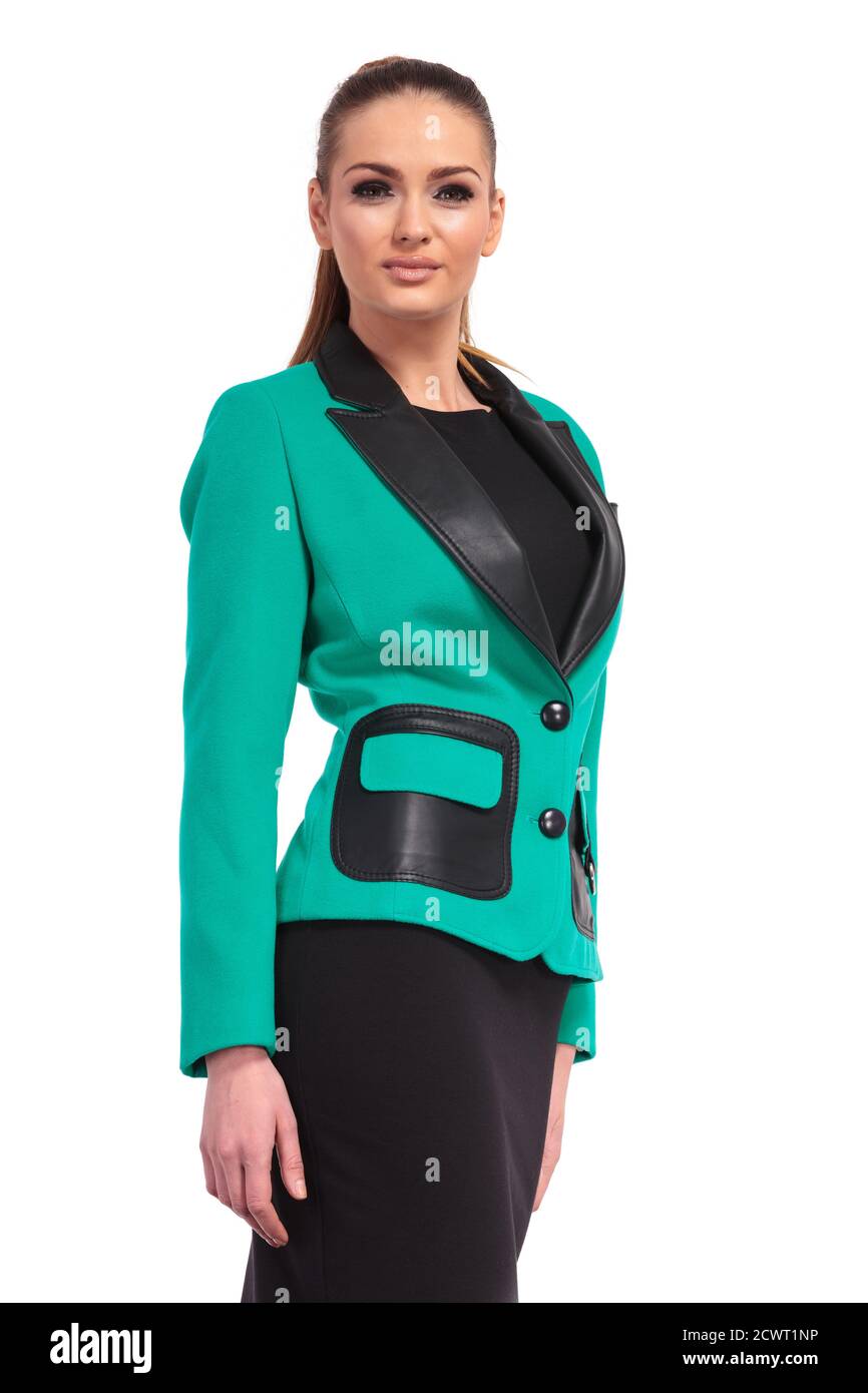 Retrato de una joven mujer de negocios con vestido negro y una chaqueta de de stock - Alamy