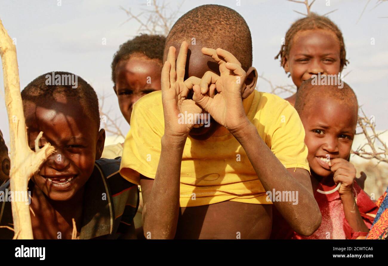 Los niños refugiados somalíes posan para una fotografía en el campamento de refugiados de Kobe a 60 km (37.3 millas) de Dolo ADO cerca de la frontera entre Etiopía y Somalia, 10 de agosto de 2011. La agencia de refugiados de la ONU y una agencia gubernamental han establecido cuatro campos a lo largo de la frontera etíope con Somalia para acomodar a una población de refugiados que ahora supera los 120,000, la mayoría de los cuales son víctimas de la sequía y el hambre; Lo peor en décadas, y ha afectado a unos 12 millones de personas en todo el Cuerno de África. REUTERS/Thomas Mukoya (ETIOPÍA - Tags: DESASTRE AMBIENTAL) Foto de stock