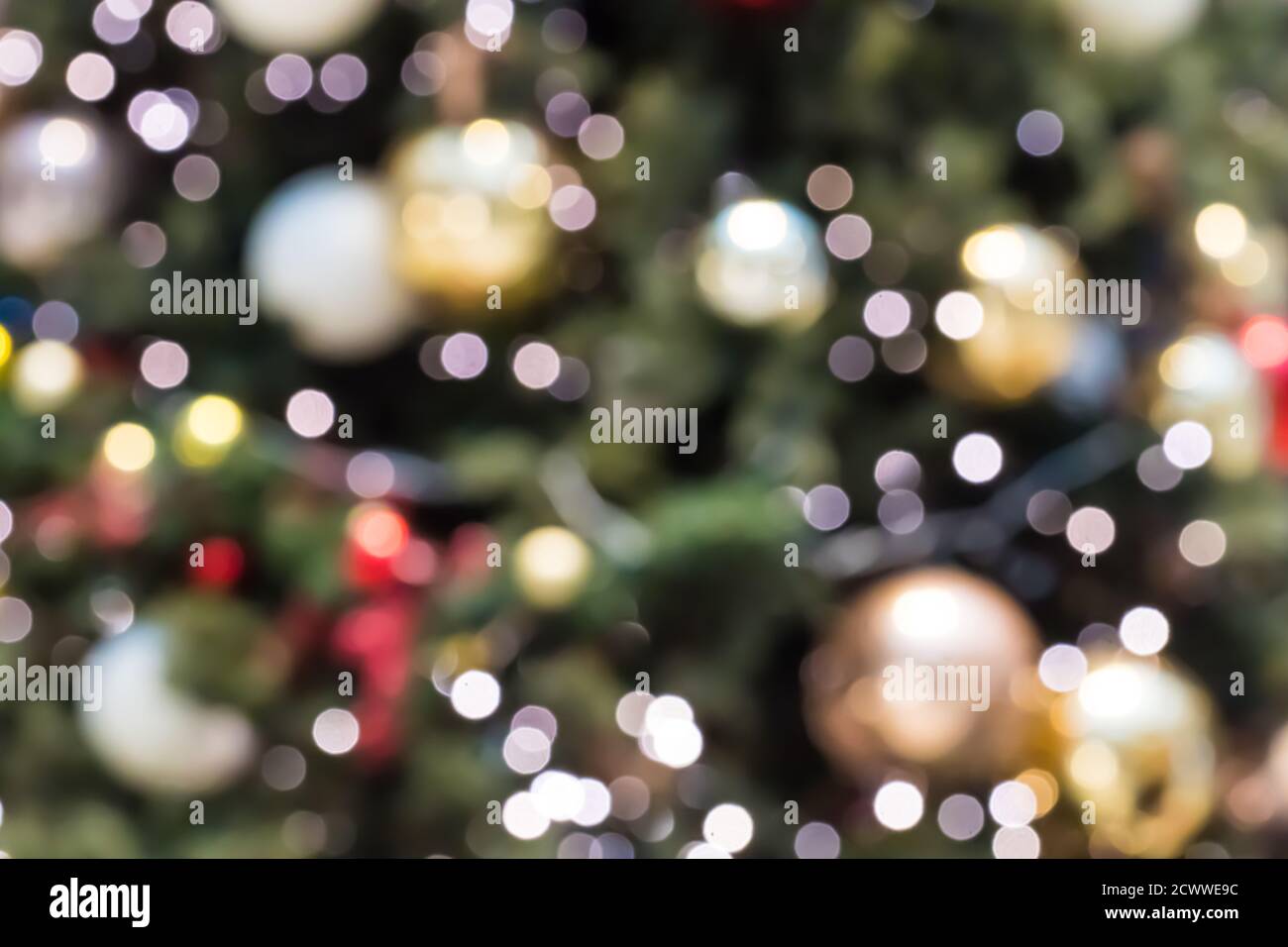Resumen fondo de Navidad borroso con luces desenfocadas. Árbol de Navidad  fuera de foco con luces brillantes. Iluminación bokeh festiva. Feliz año  Nuevo Fotografía de stock - Alamy
