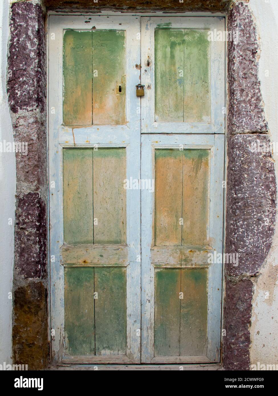 SANTORINI, GRECIA - 2013 de agosto. Vieja puerta verde en la pared de  ladrillo en Grecia Fotografía de stock - Alamy