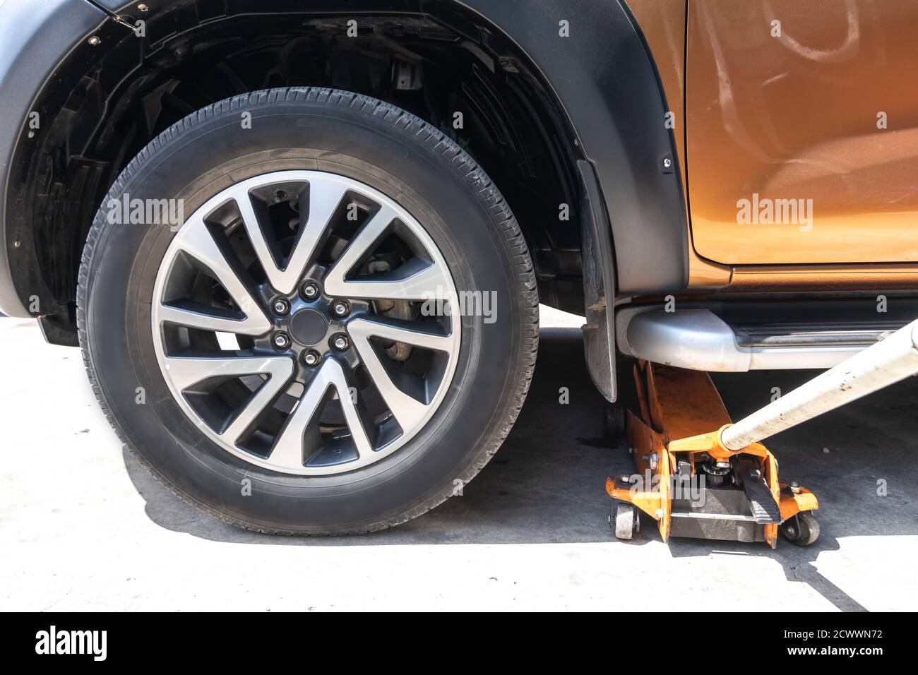 Levante el vehículo con un gato hidráulico para repararlo. Retire las  ruedas para cambiar los neumáticos Fotografía de stock - Alamy