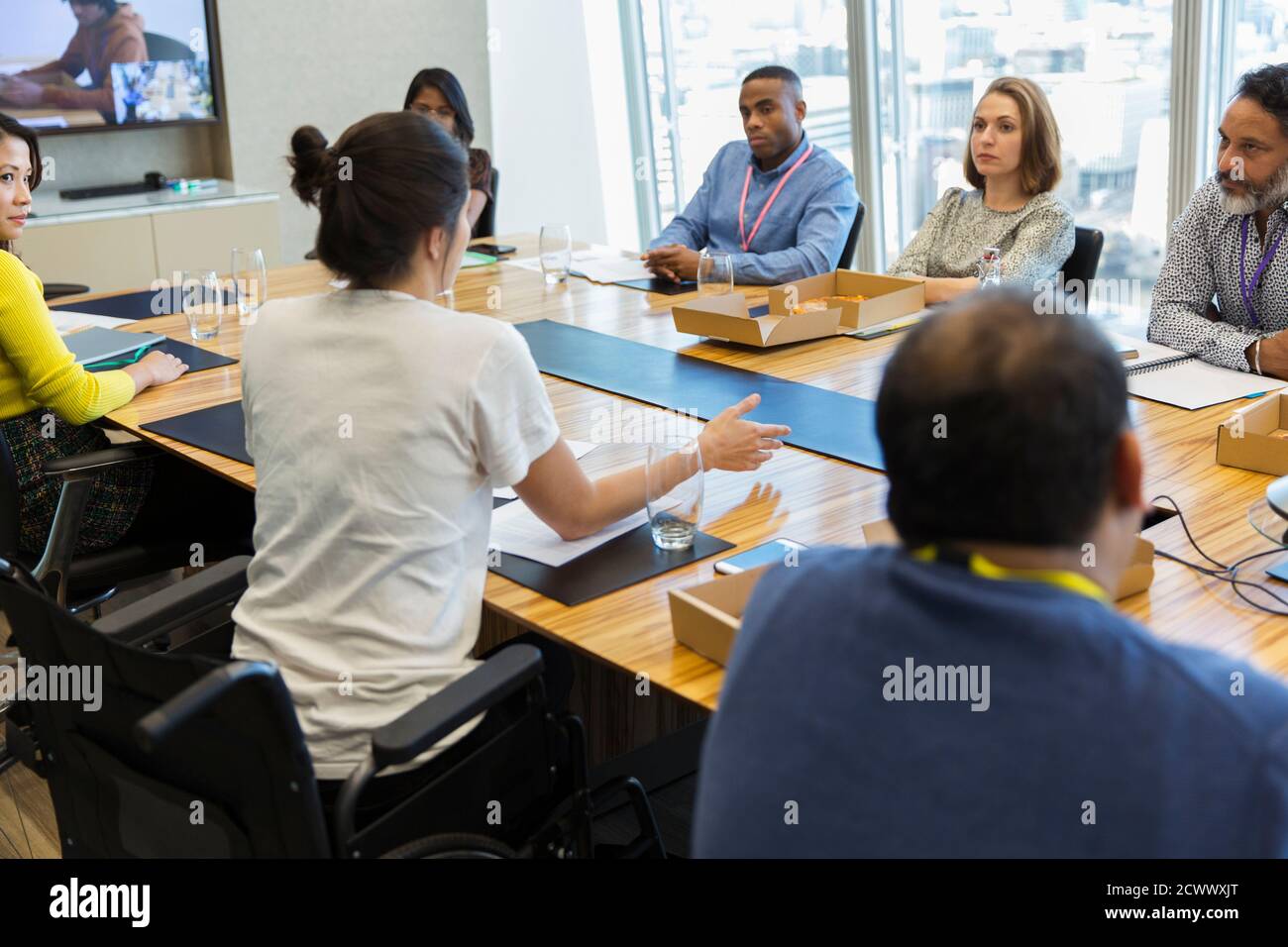 Personas hablando de negocios en la sala reunión Foto de stock
