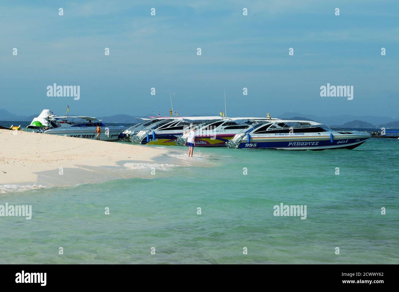 Los yates atracan en la playa de arena blanca en Phuket Tailandia Foto de stock