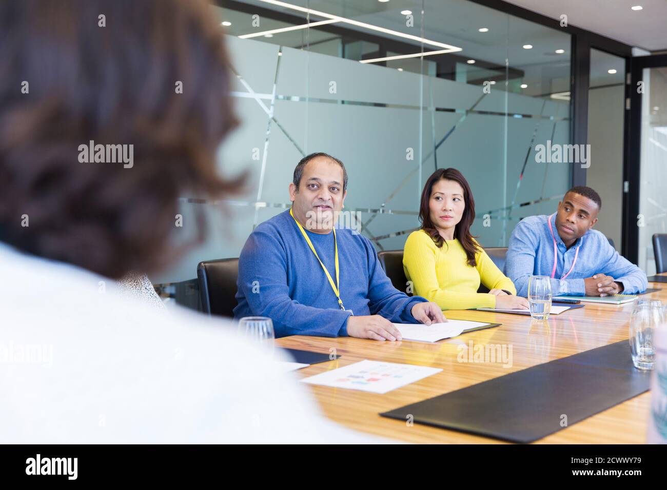 Personas hablando de negocios en la sala reunión Foto de stock