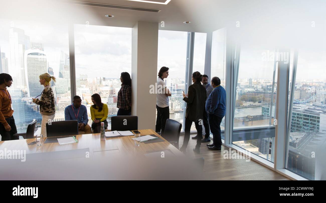 Gente de negocios hablando en la sala de reuniones de gran altura, Londres Foto de stock
