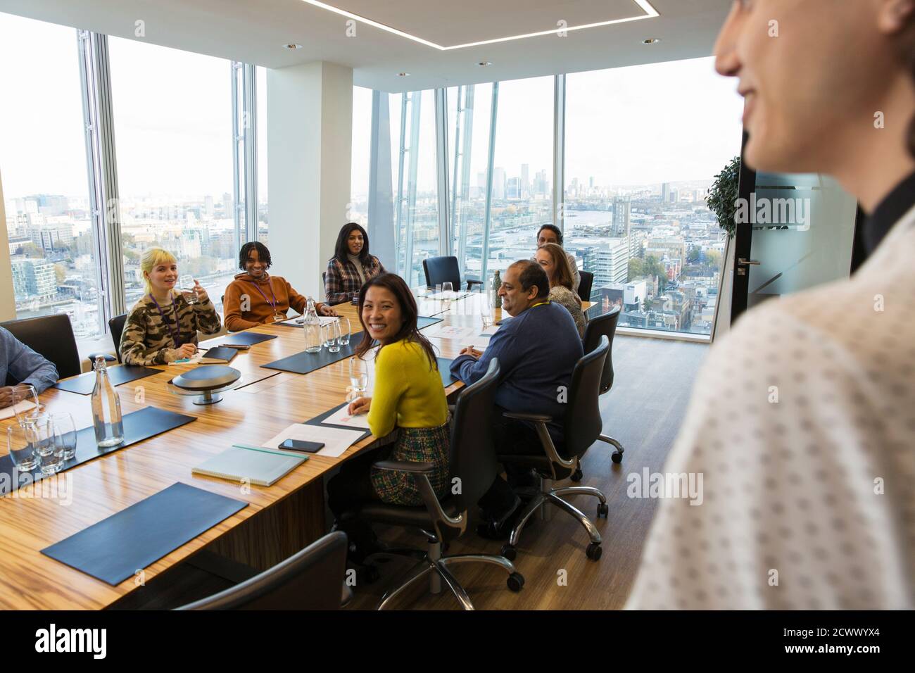 Gente de negocios en la sala de conferencias de gran altura Foto de stock