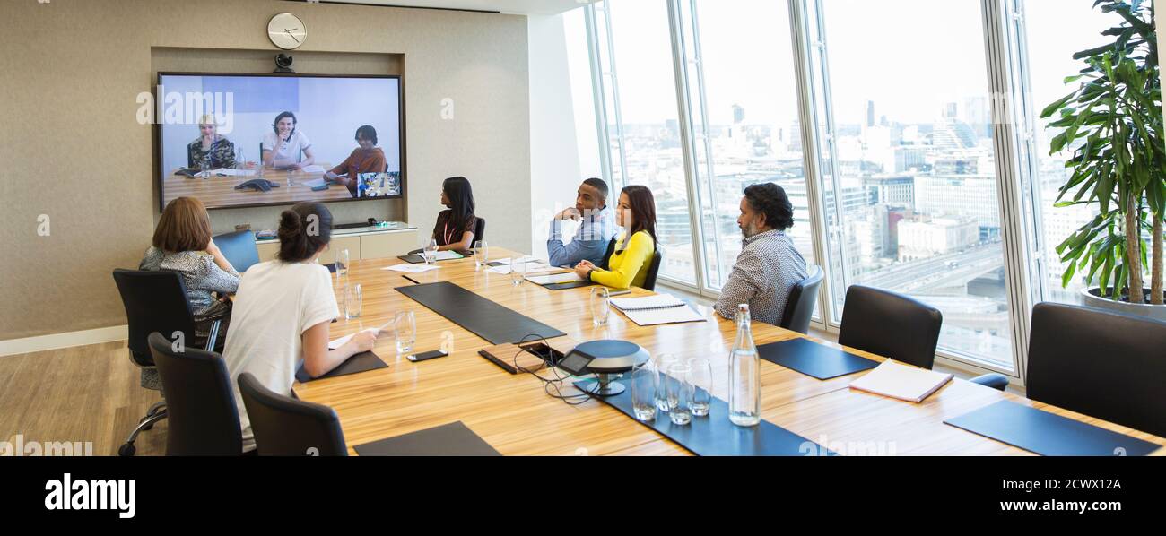 Videoconferencia para personas de negocios en sala de conferencias Foto de stock