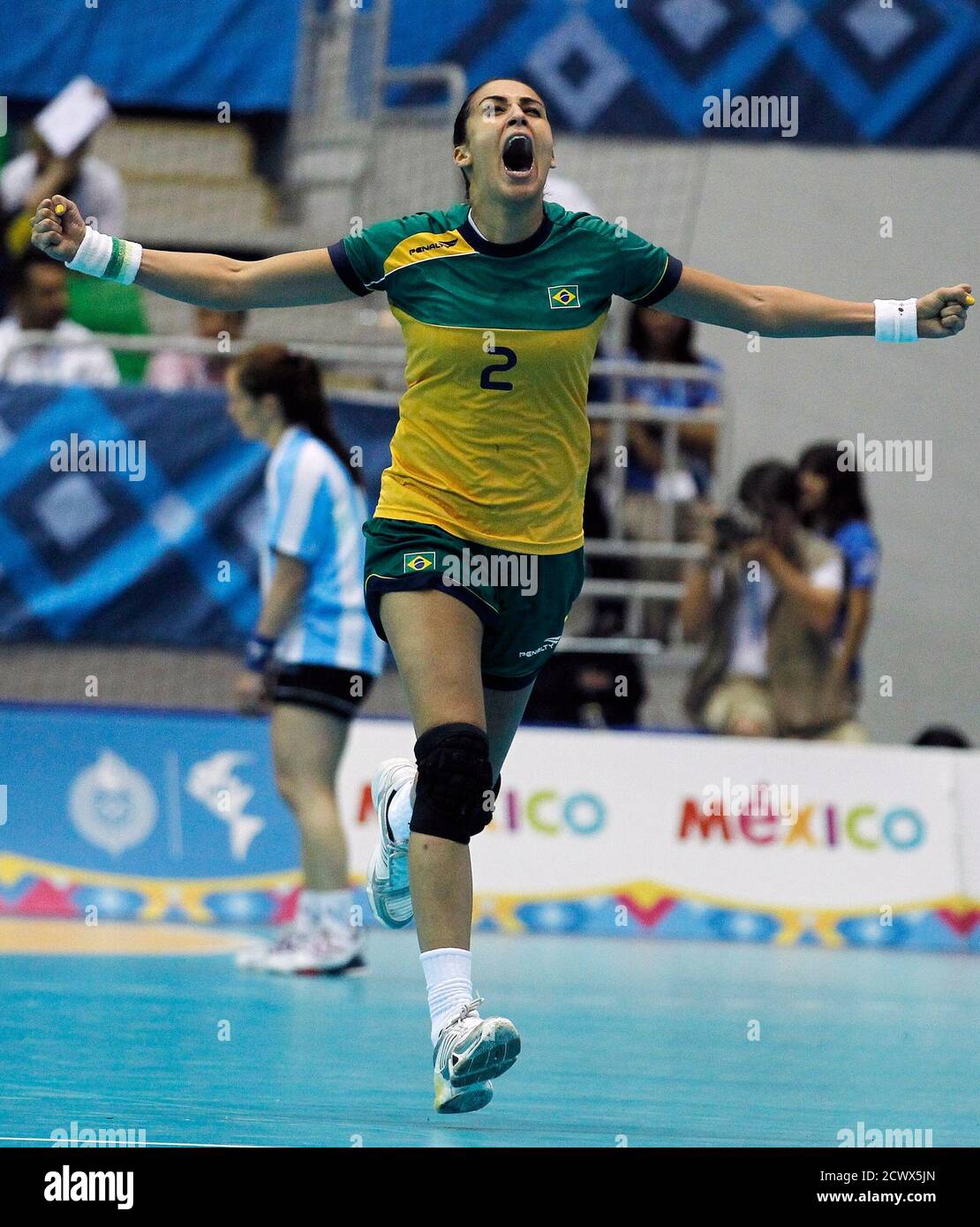 La brasileña Fabiana Diniz celebra un gol contra Argentina durante la final  de balonmano femenina en los Juegos Panamericanos en Guadalajara el 23 de  octubre de 2011. REUTERS/Mariana Bazo (MÉXICO - Tags: