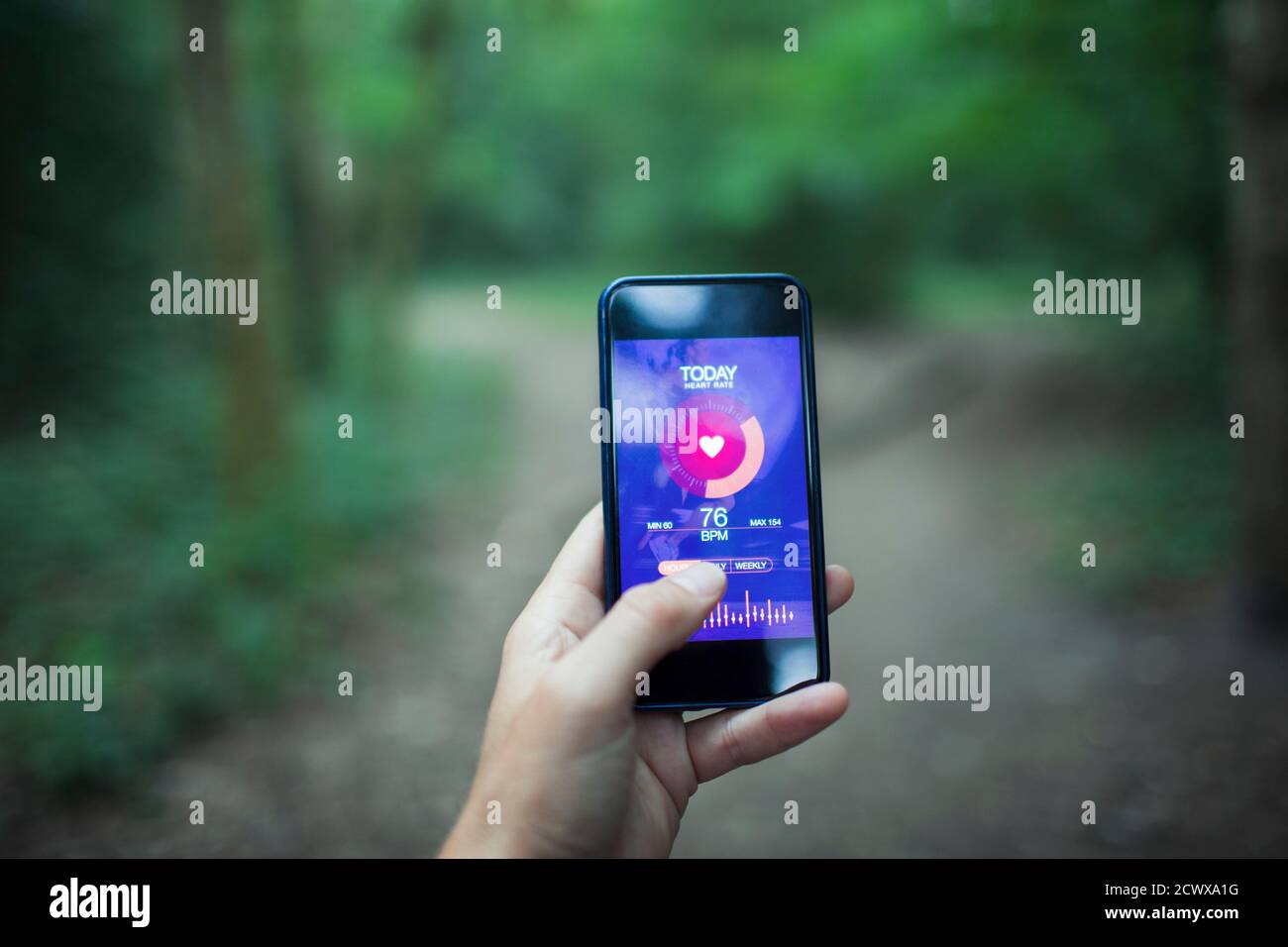 Cierre el POV Runner utilizando la aplicación Health en el smartphone pantalla Foto de stock