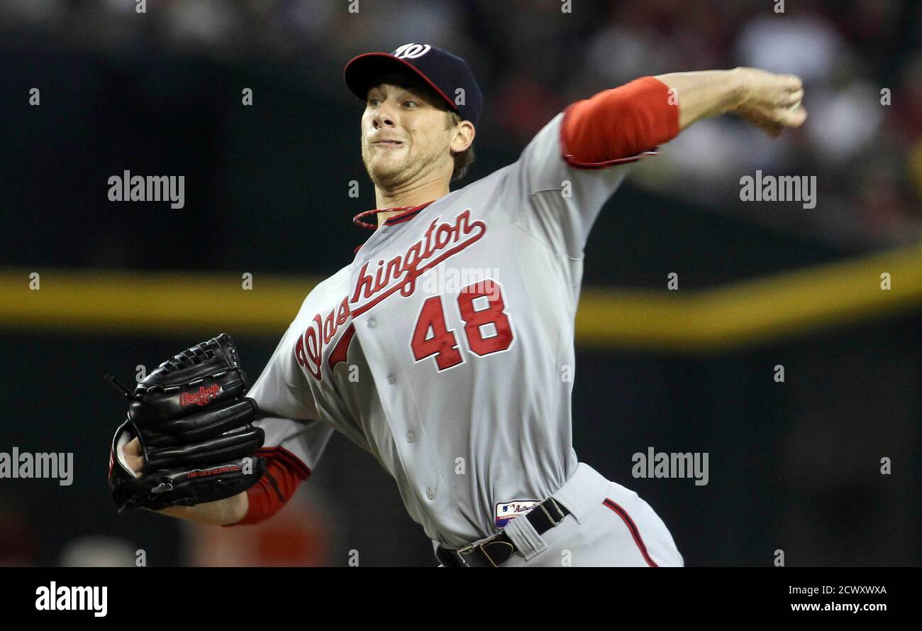 Washington Nationals' pitcher Ross Detwiler delivers a pitch against the Arizona Diamondbacks during their MLB baseball game in Phoenix, Arizona, August 12, 2012. REUTERS/Darryl Webb (UNITED STATES - Tags: SPORT BASEBALL) Foto de stock