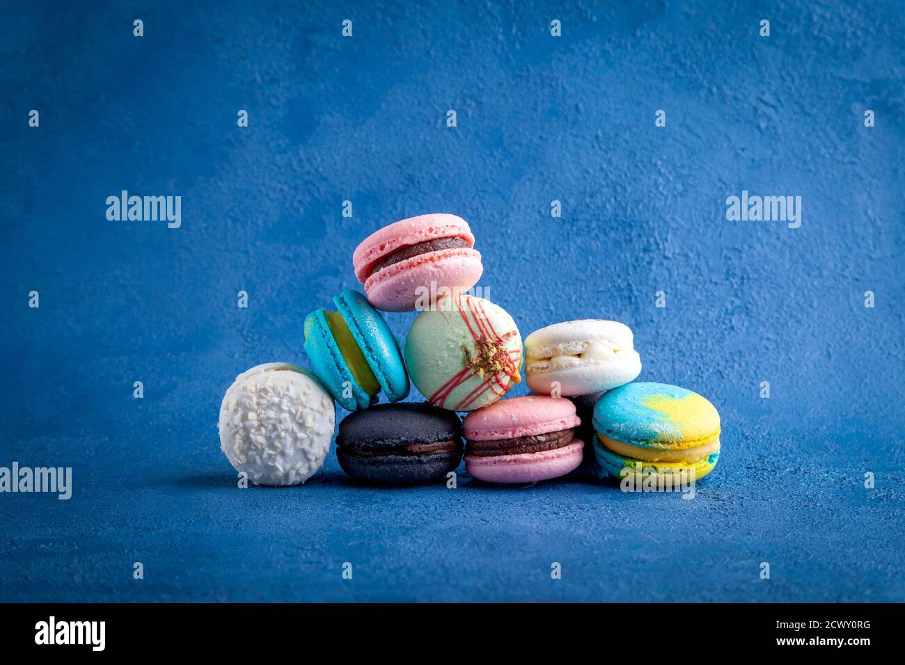 Montón de surtido de colores de macarons, postre dulce francés tradicional Foto de stock