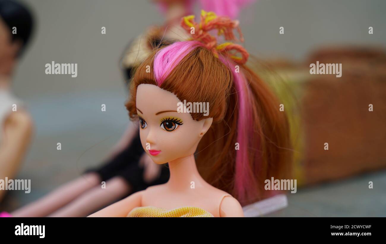 Pequeña muñeca barbie fotografías e imágenes de alta resolución - Alamy