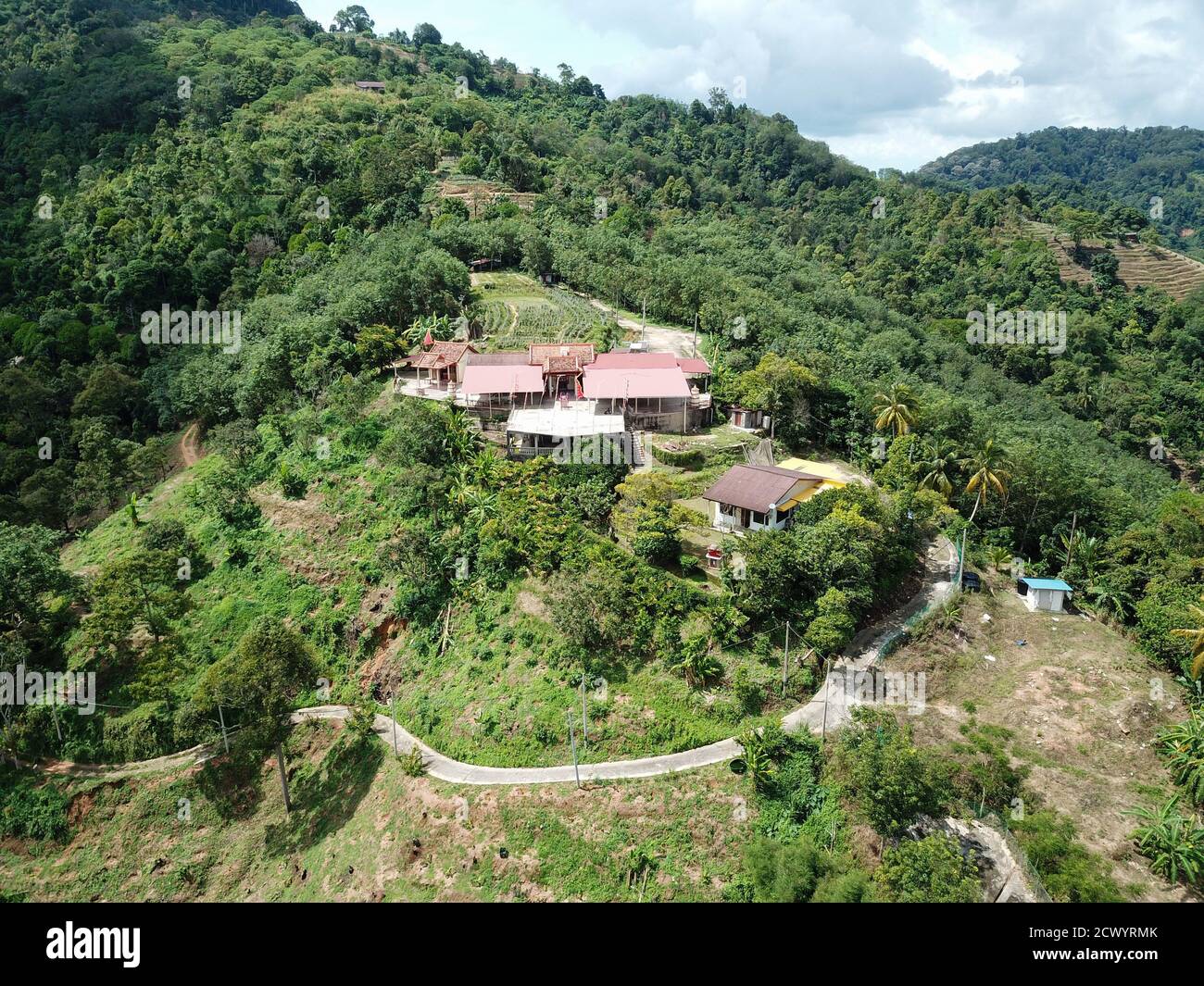 Balik Pulau, Penang/Malasia - Jun 01 2019: Vista aérea del templo en la colina cerca de Ayer Itam, Pulau Pinang. Foto de stock