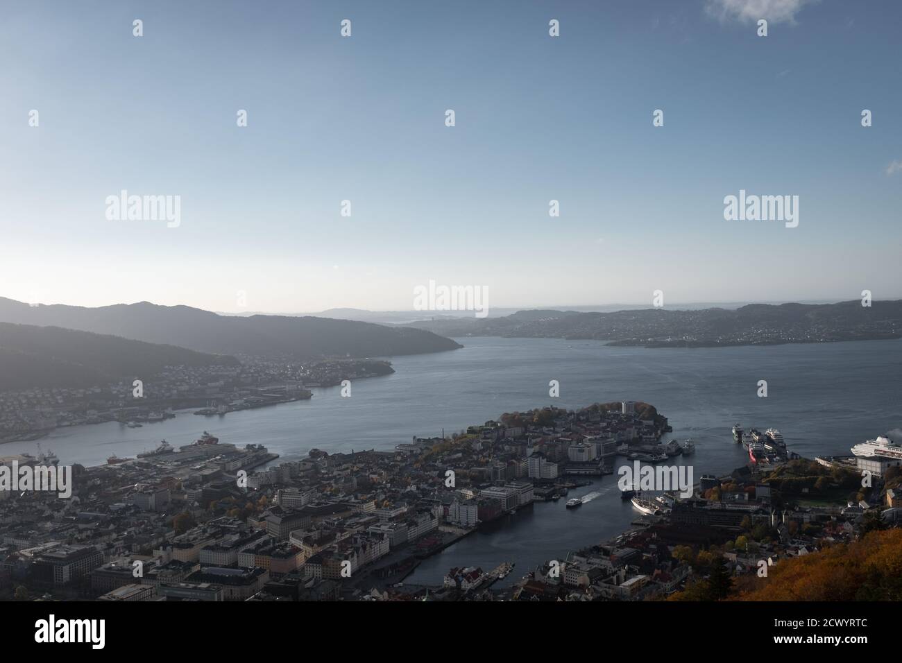 Paisaje urbano de Bergen Noruega mirando al fiordo y las montañas. Vista aérea. Foto de stock