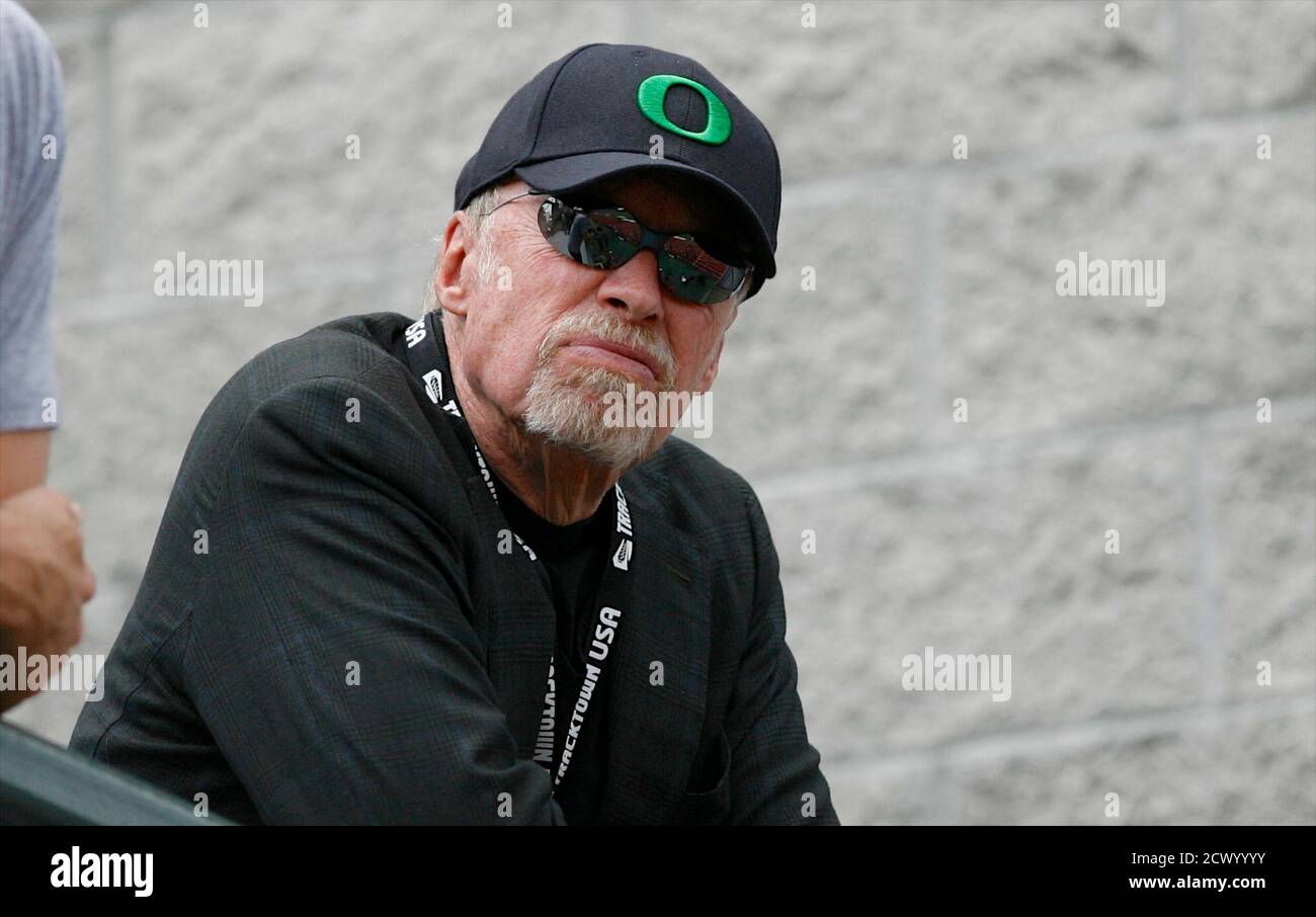 Phil Knight, co-founder and chairman of NIKE, Inc. watches the U.S. Olympic  athletics trials in Eugene, Oregon June 29, 2012. REUTERS/Steve Dipaola  (UNITED STATES - Tags: PROFILE SPORT BUSINESS ATHLETICS OLYMPICS Fotografía