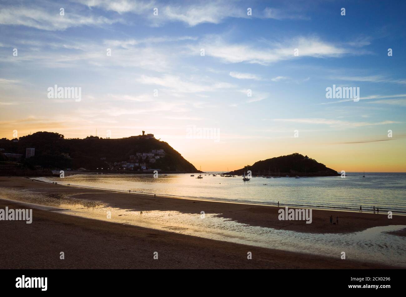 Donostia, Gipuzkoa, país Vasco, España - 12 de julio de 2019 : puesta de sol sobre la playa de la Concha. Montaña Igeldo en el fondo. Foto de stock