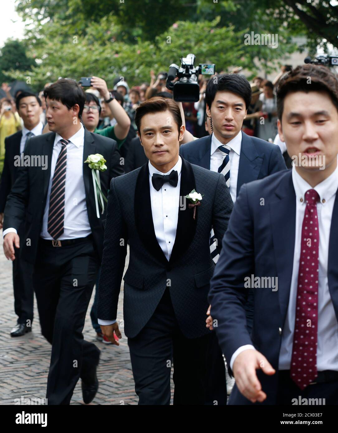 South Korean Actor Lee Byung Hun C Walks After Greeting His Fans Before His Wedding Ceremony At A Hotel In Seoul August 10 13 Reuters Kim Hong Ji South Korea s Entertainment Fotografia De
