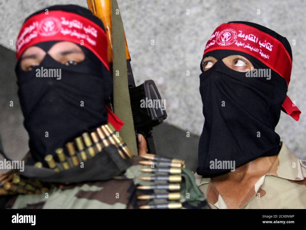Palestinian militants from the Popular Front for the Liberation of Palestine (PFLP) take part in a news conference in Gaza City August 27, 2014. An open-ended ceasefire in the Gaza war between Israel and the Palestinians held on Wednesday as Prime Minister Benjamin Netanyahu faced strong criticism in his country's newspapers over a campaign in which no clear victor emerged. REUTERS/Ahmed Zakot (GAZA - Tags: POLITICS CIVIL UNREST CONFLICT) Foto de stock