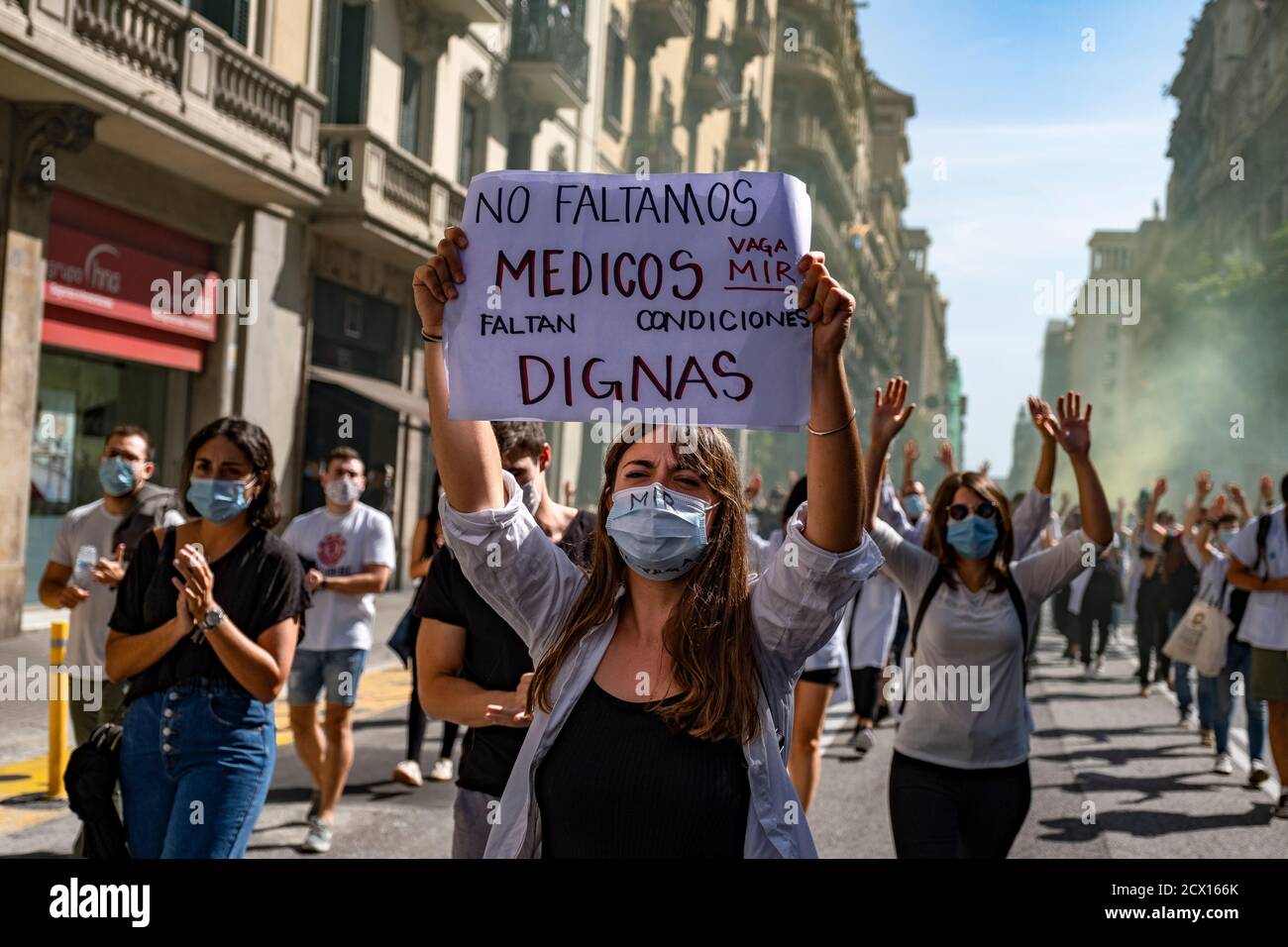 Barcelona, España. 30 de septiembre de 2020. Un médico interino residente  (MIR) tiene un cartel que dice que no hay escasez de médicos, no hay  condiciones decentes durante la manifestación. Los médicos